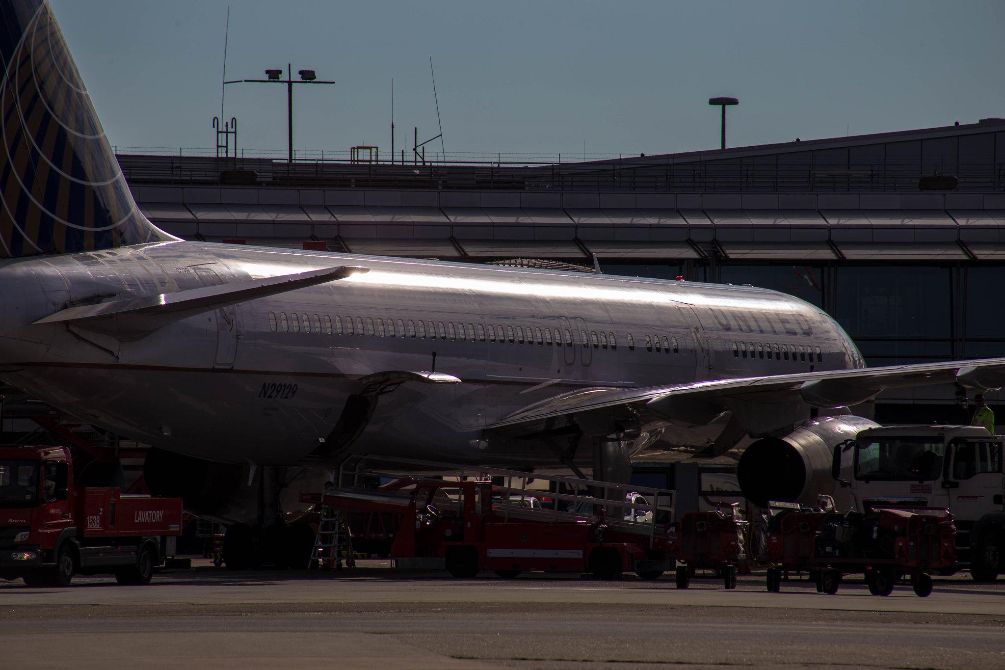 Hamburg Airport: United Airlines (UA / UAL) |  Boeing 757-224 B752 | N29129 | MSN 28969
