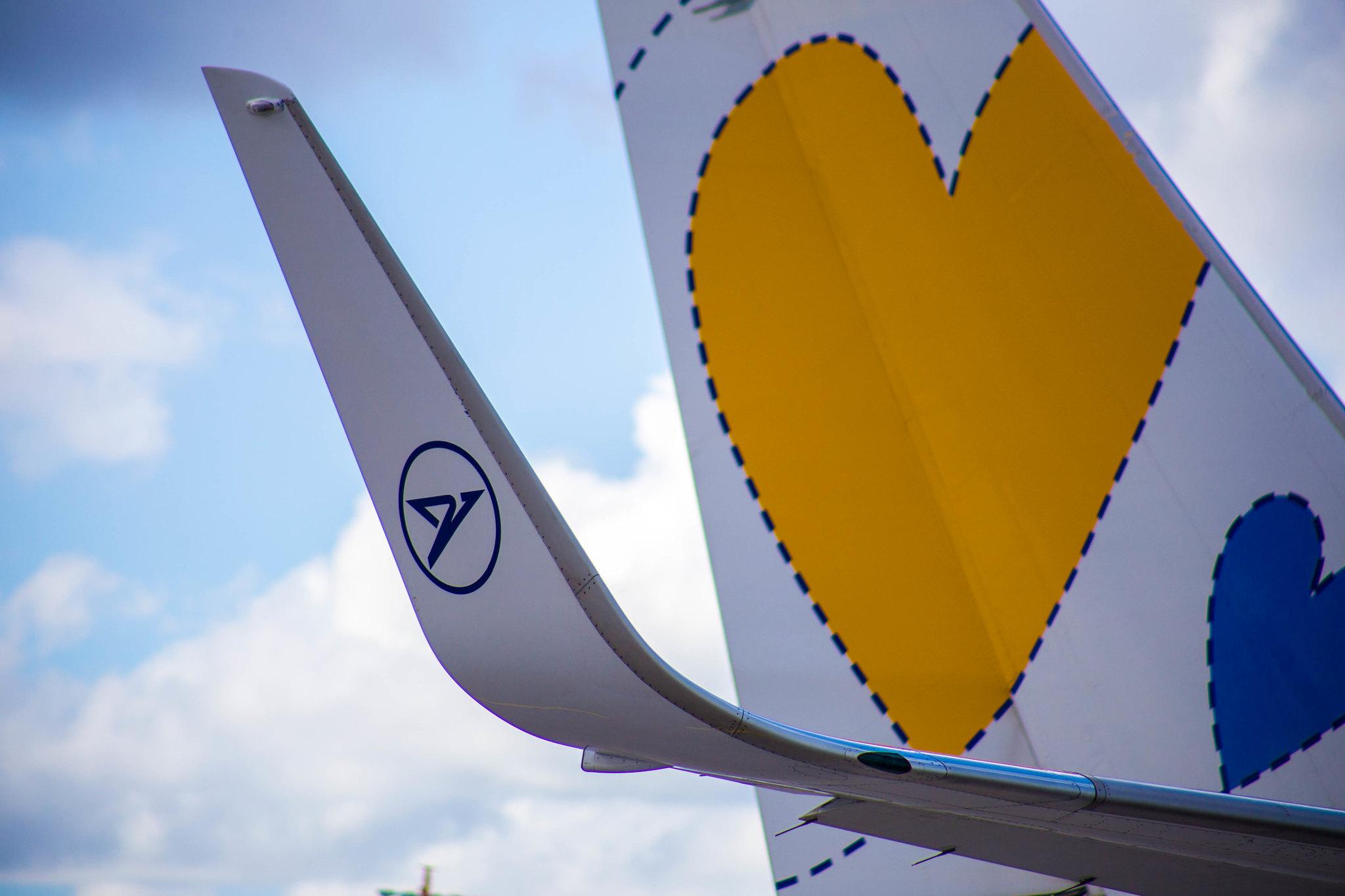 Hamburg Airport: Condor (DE / CFG) |  Livery: Wir Lieben Fliegen Livery |  Boeing 757-330 B753 | D-ABON | MSN 29023