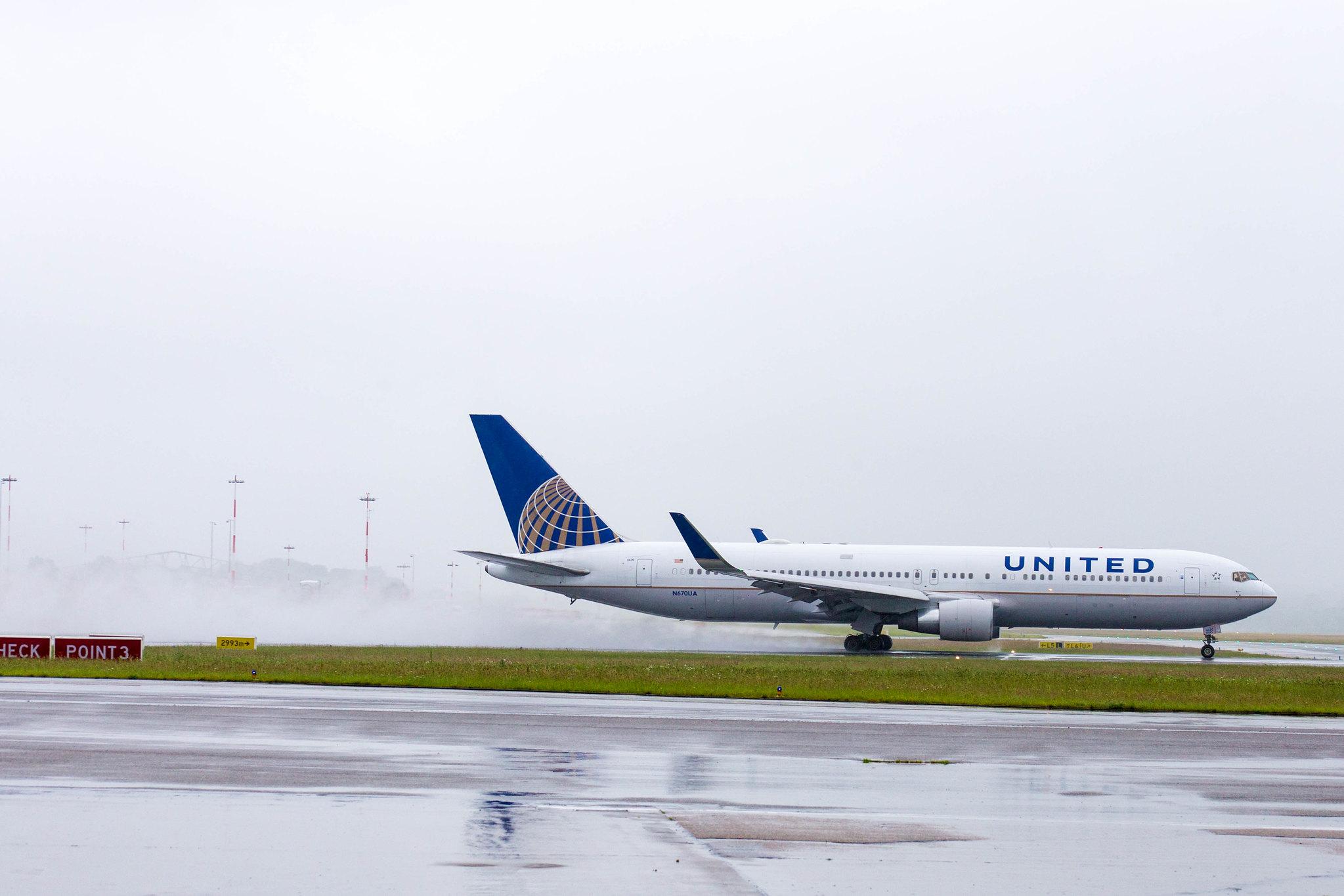 Hamburg Airport: United Airlines (UA / UAL) |  Boeing 767-322(ER) B763 | N670UA | MSN 29240