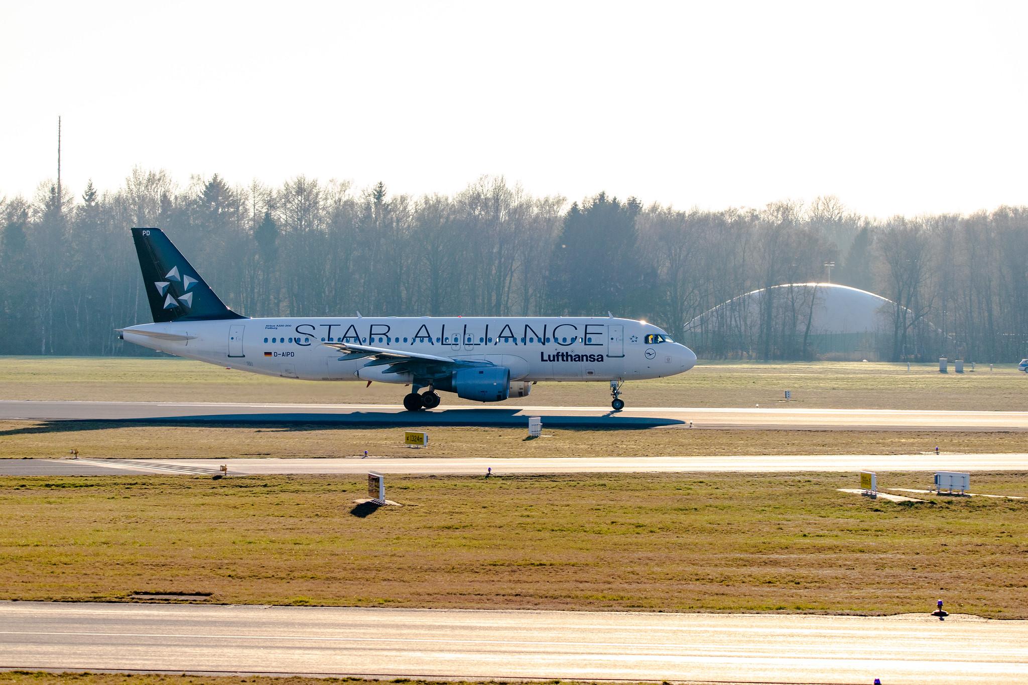 Hamburg Airport: Lufthansa (LH / DLH) | Livery: Star Alliance Livery |  Airbus A320-211 A320 | D-AIPD | MSN 0072