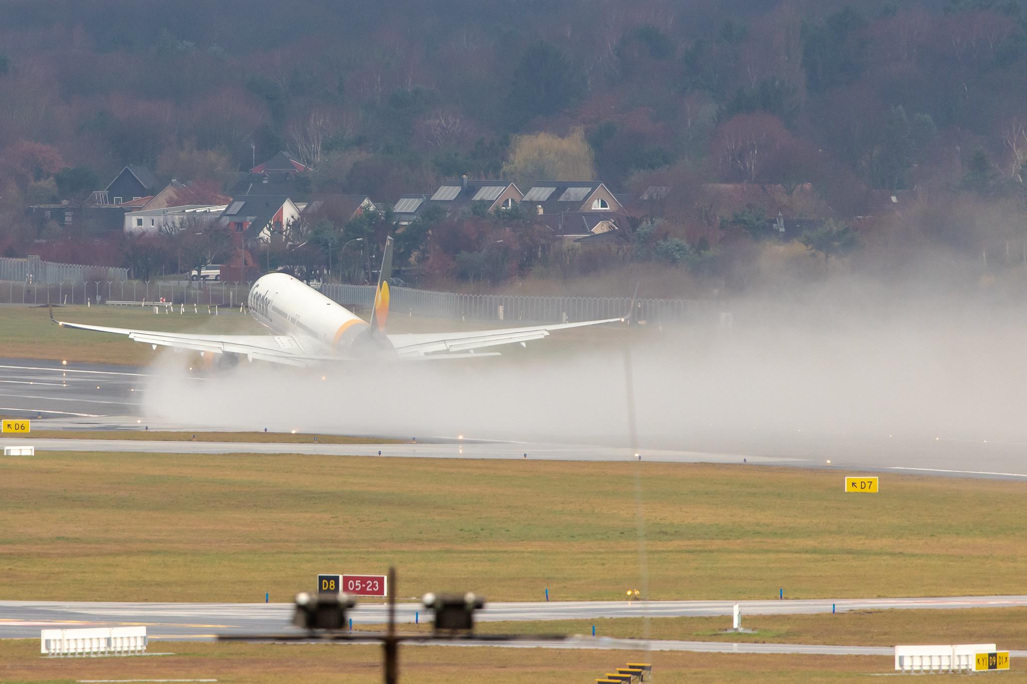 Hamburg Airport: Condor (DE / CFG) |  Boeing 757-330 B753 | D-ABOF | MSN 29013