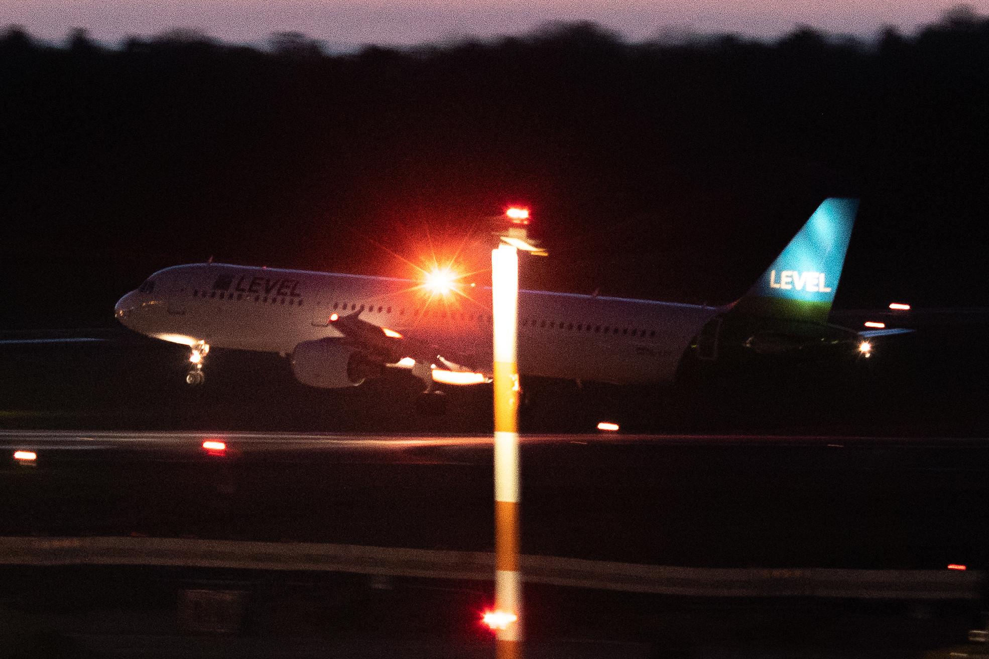 Hamburg Airport: LEVEL (VK / FOO) |  Airbus A321-211 A321 | OE-LCF | MSN 1966