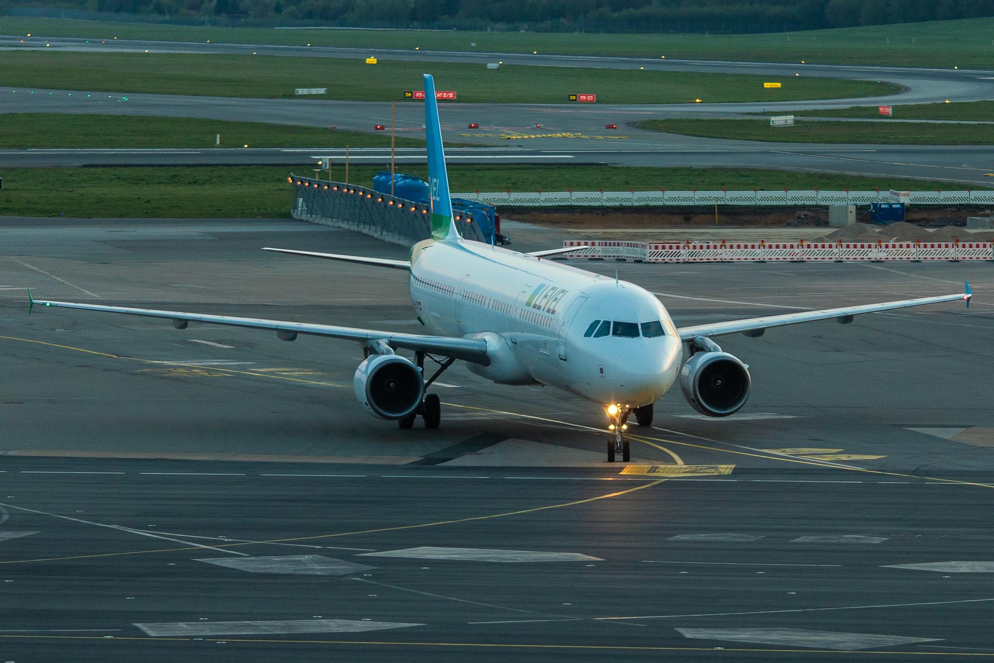 Hamburg Airport: LEVEL (VK / FOO) |  Airbus A321-211 A321 | OE-LCF | MSN 1966