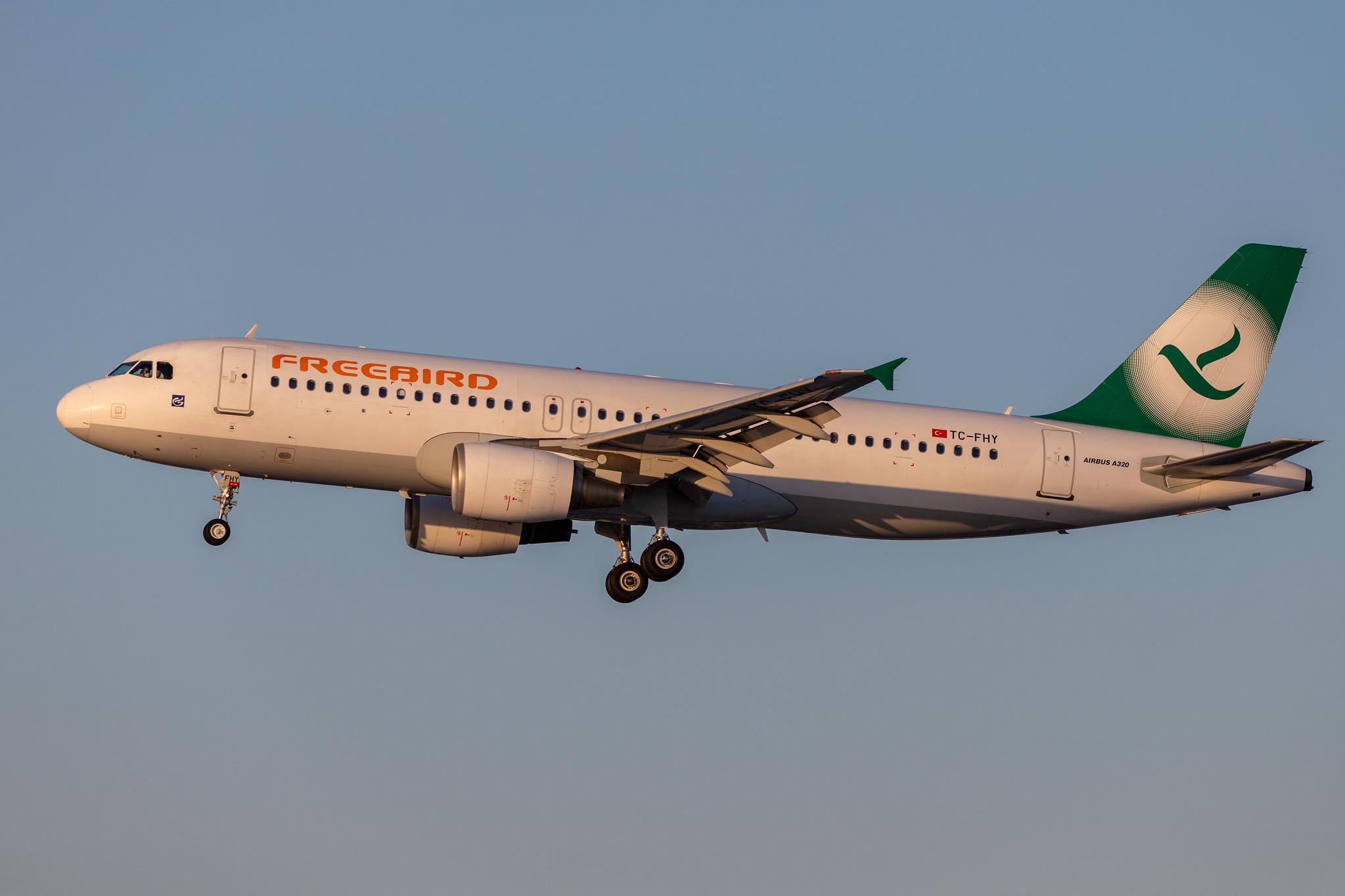 Hamburg Airport: Freebird Airlines (FH / FHY) |  Airbus A320-214 A320 | TC-FHY | MSN 3891