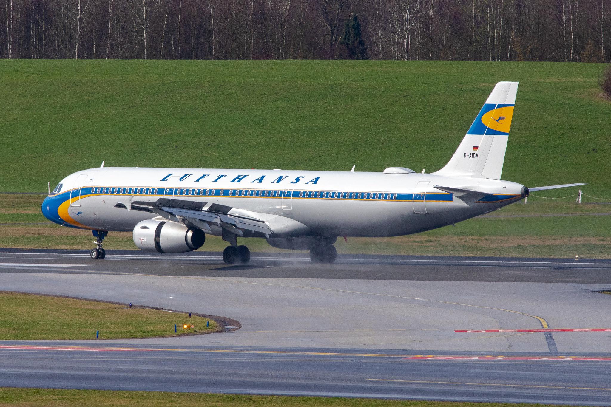 Hamburg Airport: Lufthansa (LH / DLH) |  Livery: Retro livery |  Airbus A321-231 A321 | D-AIDV | MSN 5413