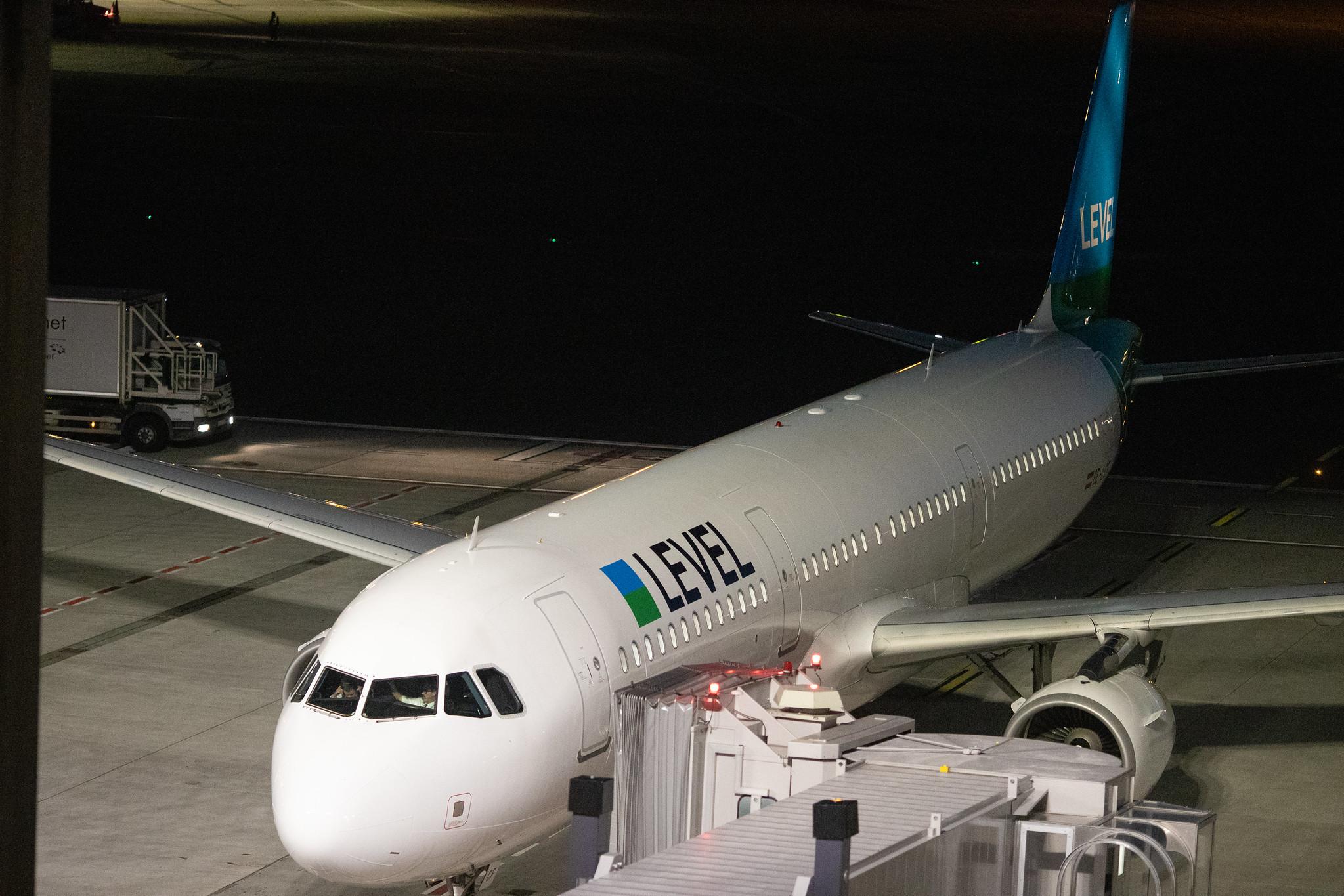 Hamburg Airport: LEVEL (VK / FOO) |  Airbus A321-211 A321 | OE-LCF | MSN 1966