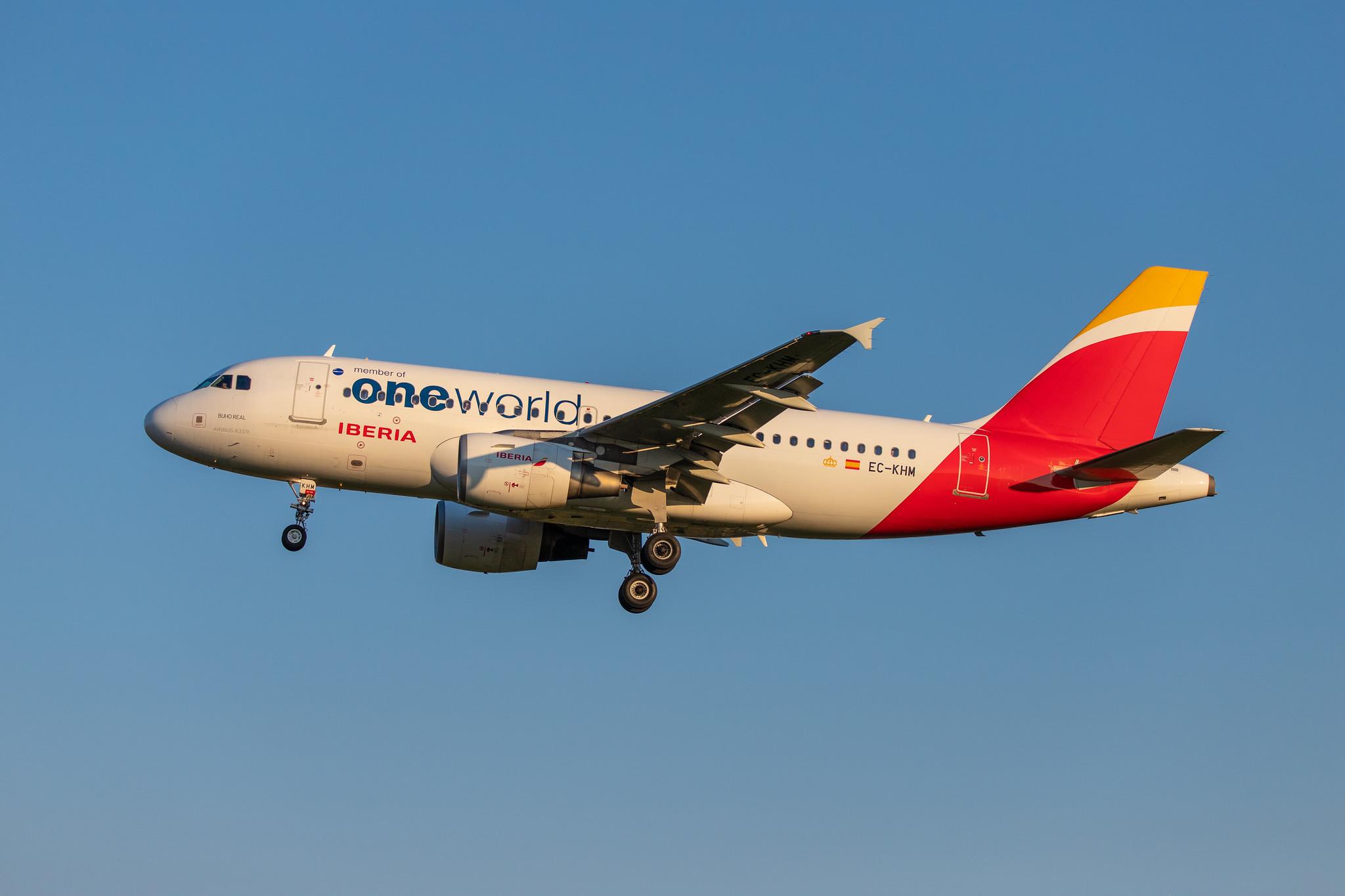 Hamburg Airport: Iberia (IB / IBE) |  Livery: Oneworld Livery |  Airbus A319-111 A319 | EC-KHM | MSN 3209