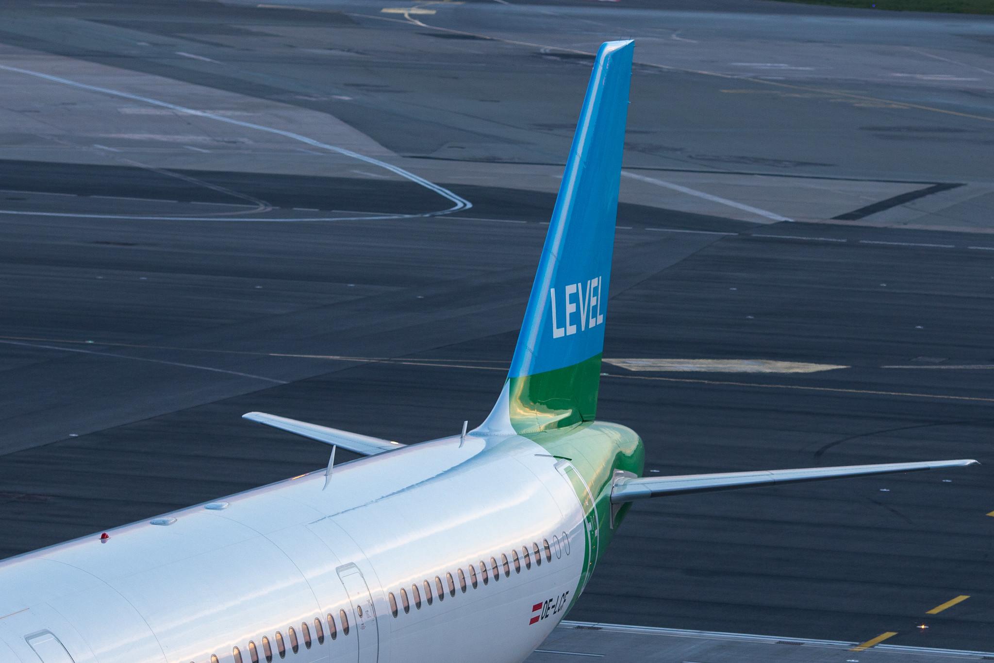 Hamburg Airport: LEVEL (VK / FOO) |  Airbus A321-211 A321 | OE-LCF | MSN 1966