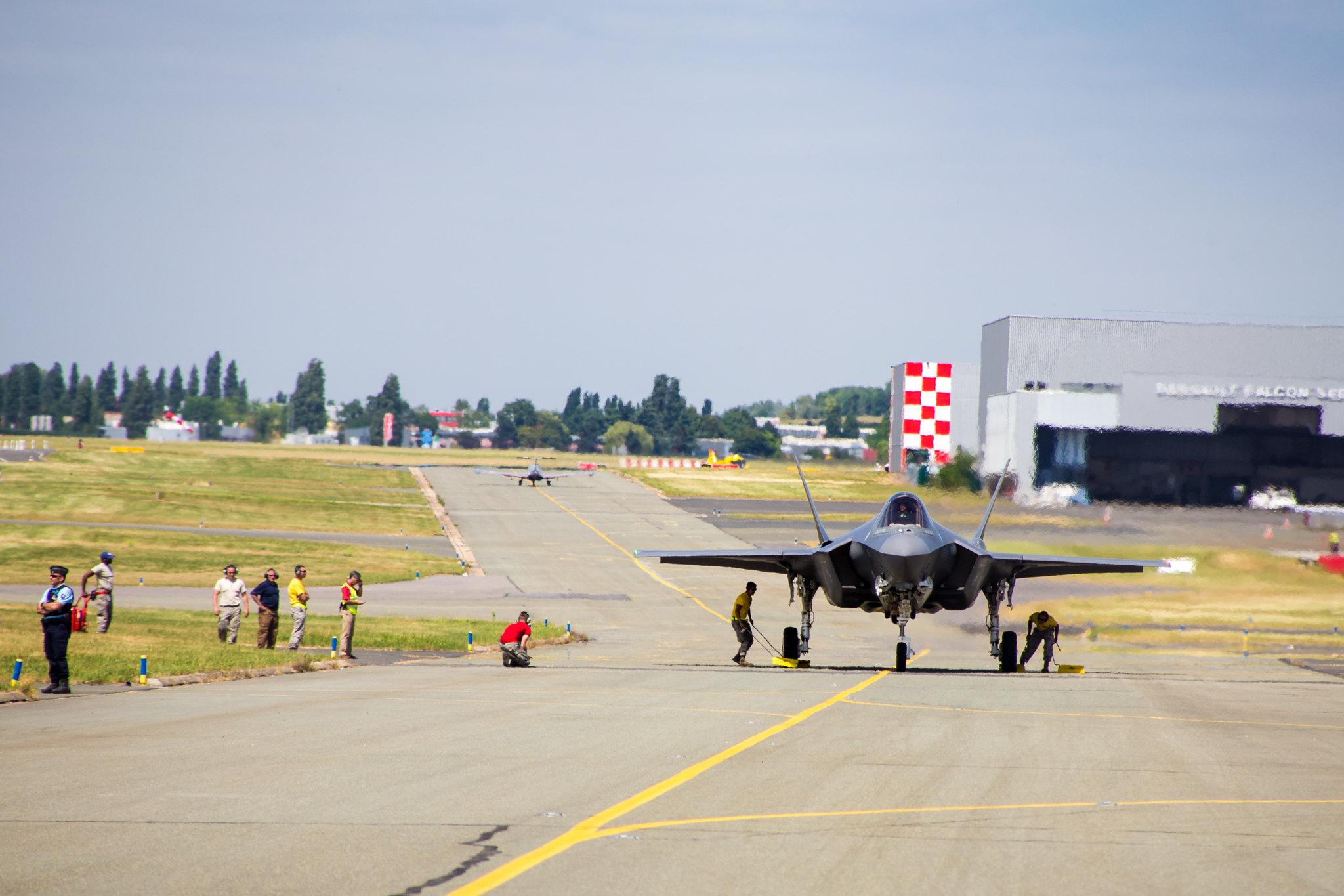 Paris Air Show 2017: Kampfflugzeug auf einem Taxiway