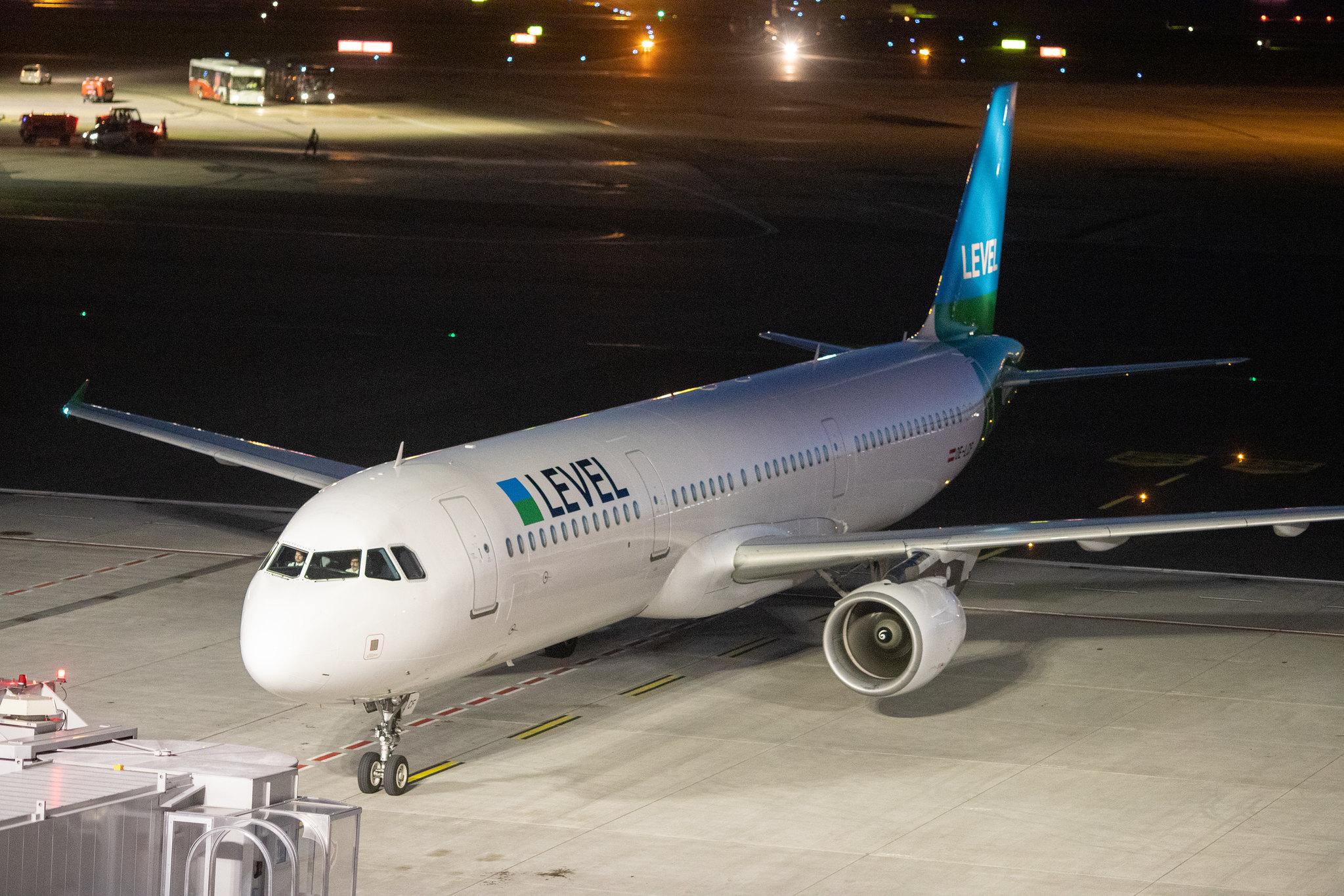 Hamburg Airport: LEVEL (VK / FOO) |  Airbus A321-211 A321 | OE-LCF | MSN 1966
