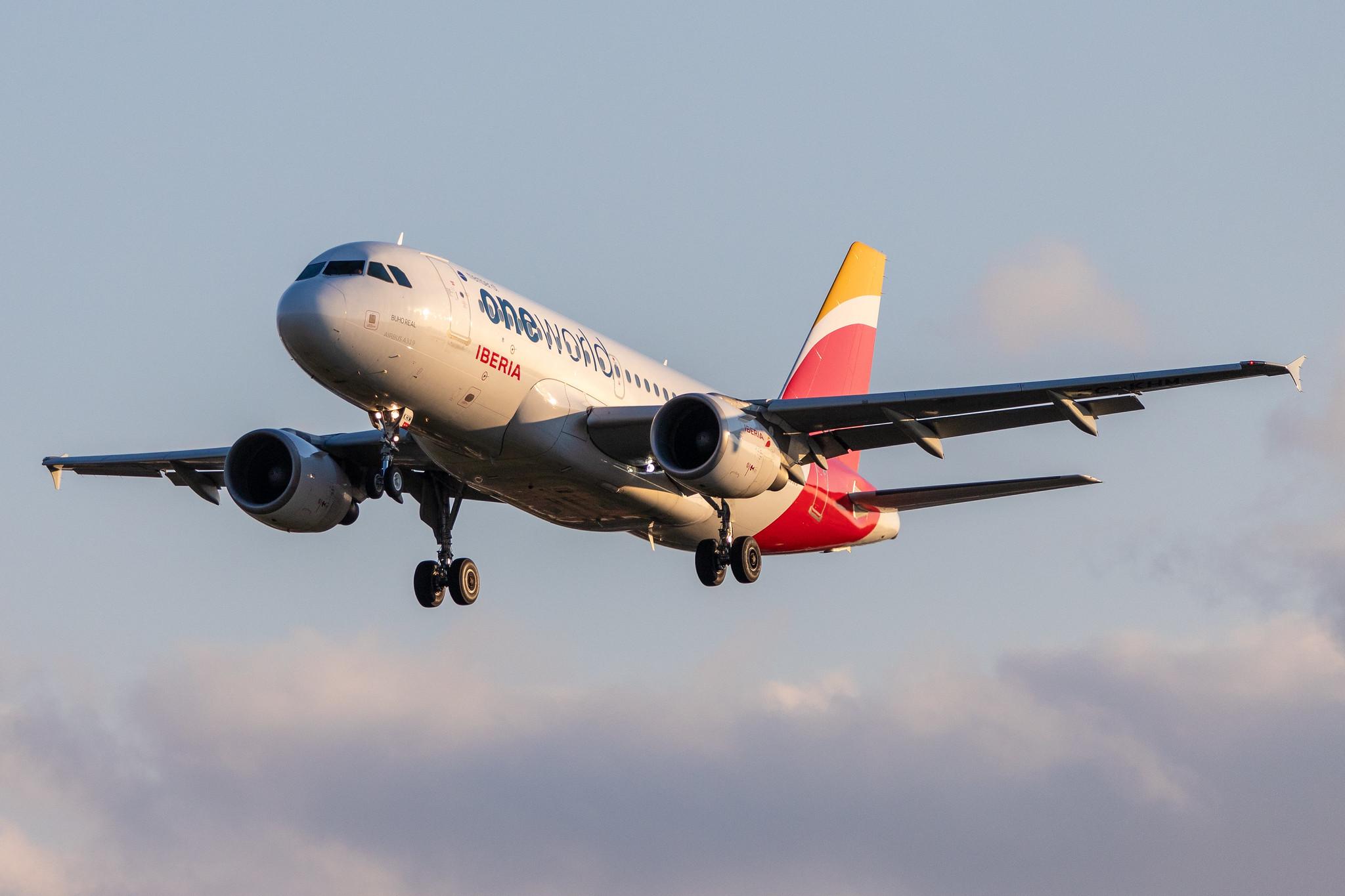 Hamburg Airport: Iberia (IB / IBE) |  Livery: Oneworld Livery |  Airbus A319-111 A319 | EC-KHM | MSN 3209