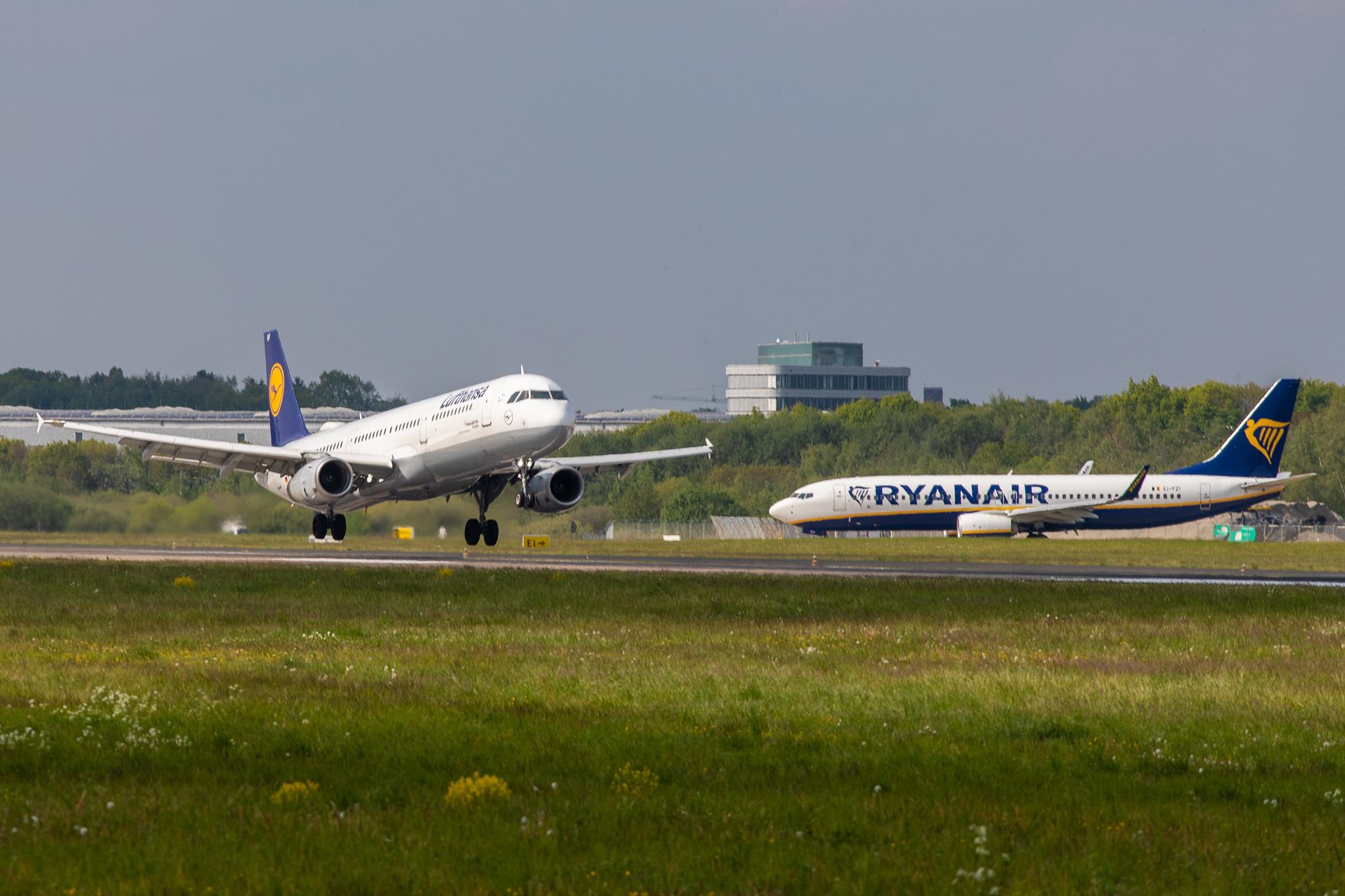 Hamburg Airport: Lufthansa (LH / DLH) |  Airbus A321-131 A321 | D-AIRF | MSN 0493