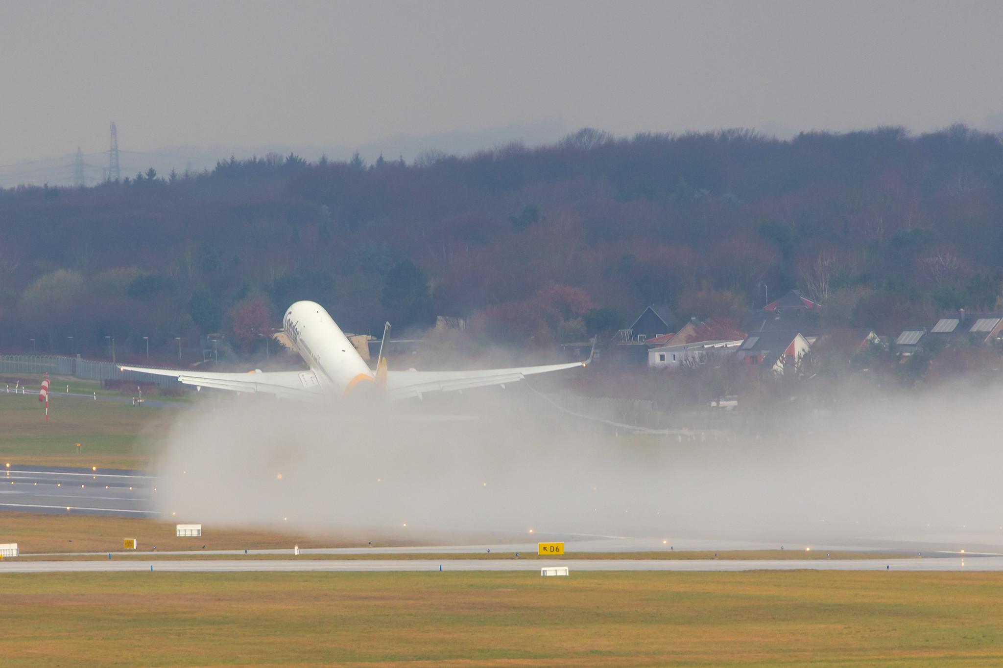 Hamburg Airport: Condor (DE / CFG) |  Boeing 757-330 B753 | D-ABOF | MSN 29013