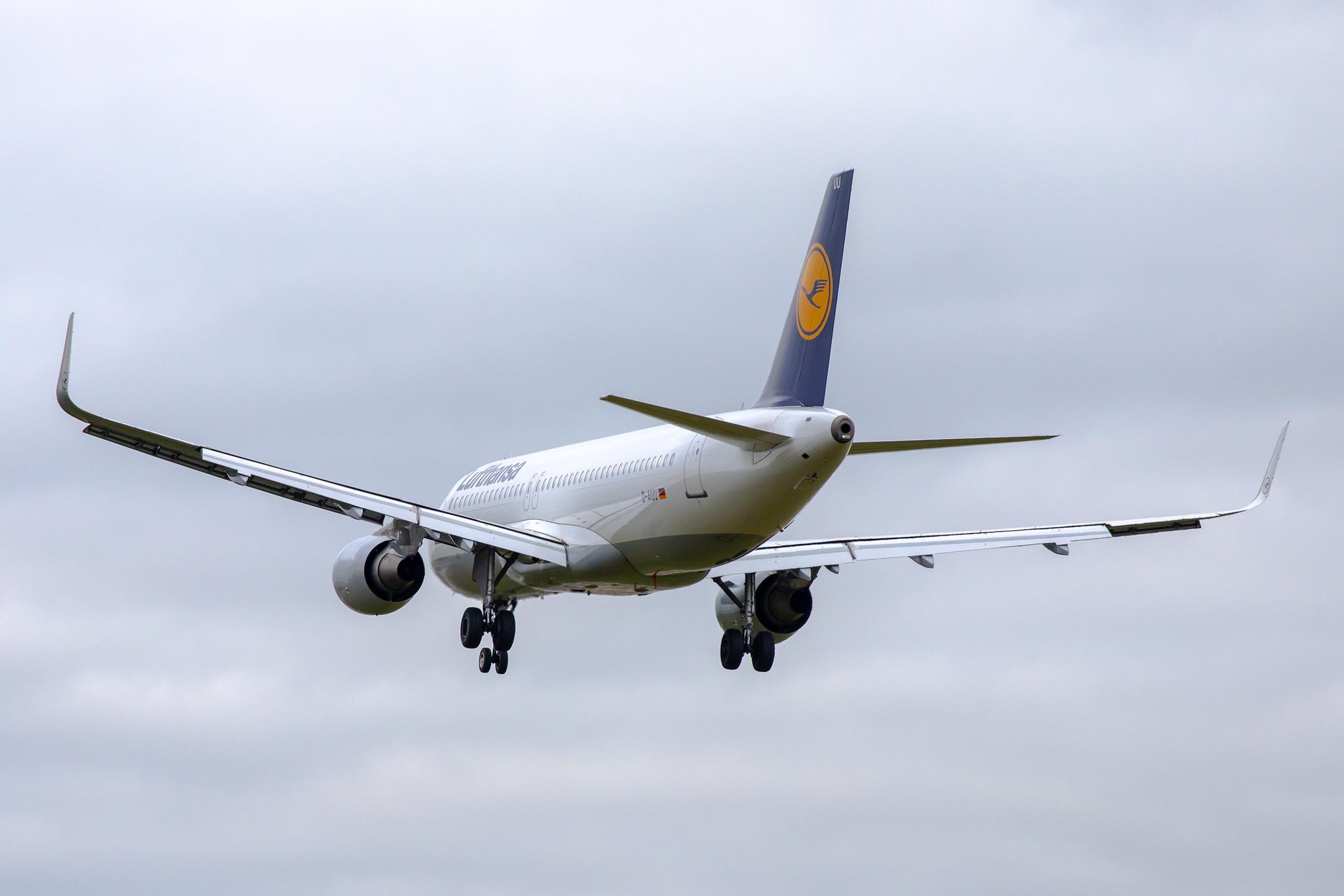 London Heathrow Airport: Lufthansa (LH / DLH) |  Airbus A320-214 A320 | D-AIUU | MSN 7158