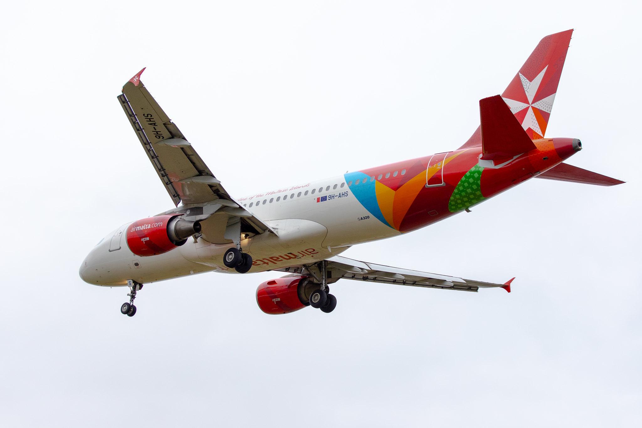 London Heathrow Airport: Air Malta (KM / AMC) |  Airbus A320-214 A320 | 9H-AHS | MSN 5086