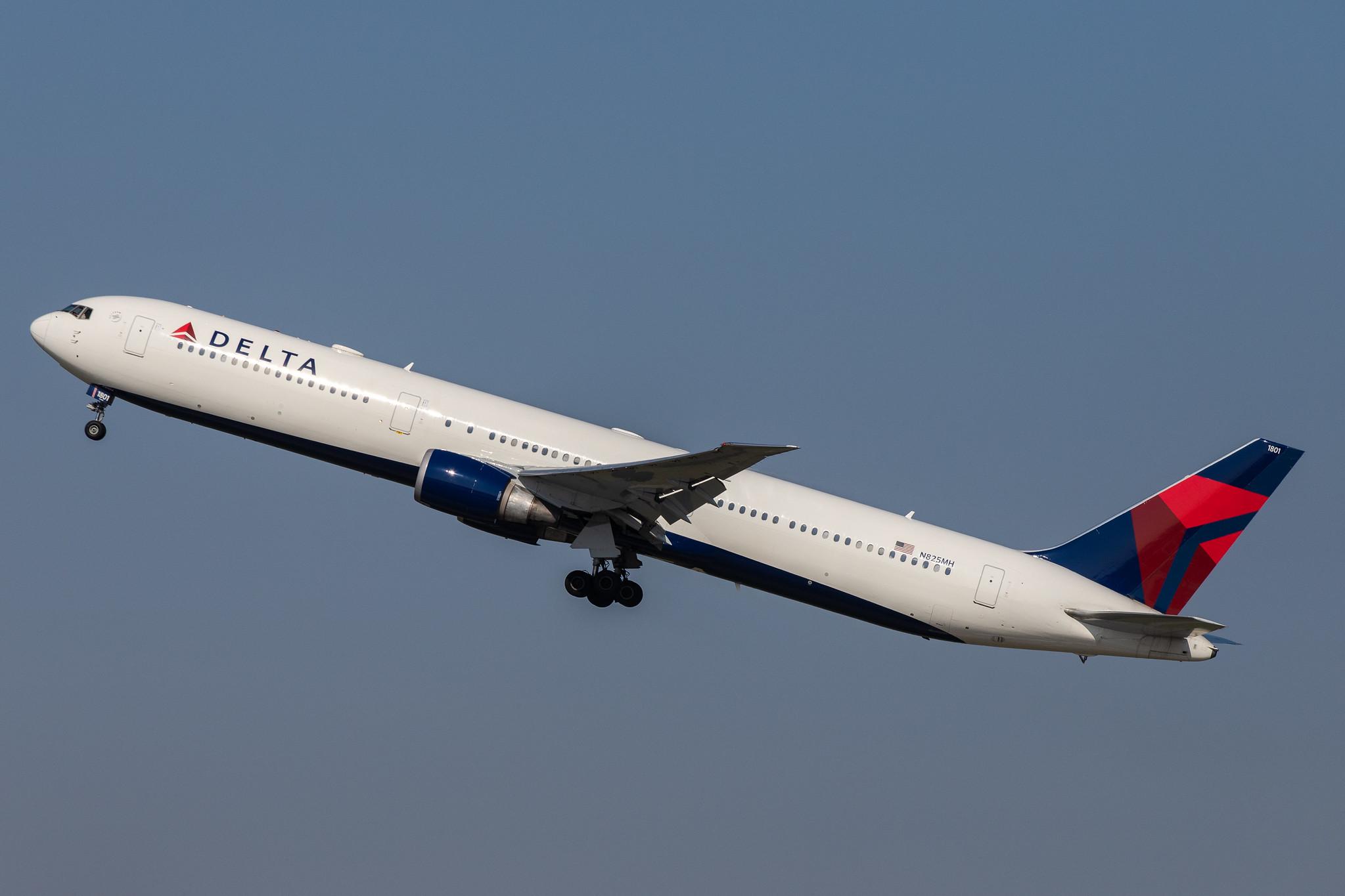 Düsseldorf Airport: Delta Air Lines (DL / DAL) |  Boeing 767-432(ER) B764 | N825MH | MSN 29703