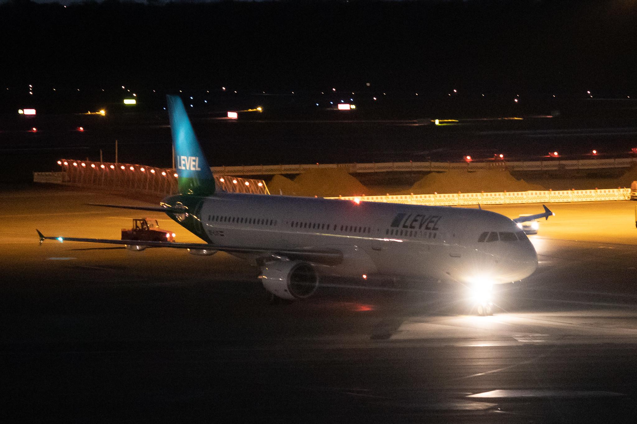 Hamburg Airport: LEVEL (VK / FOO) |  Airbus A321-211 A321 | OE-LCF | MSN 1966