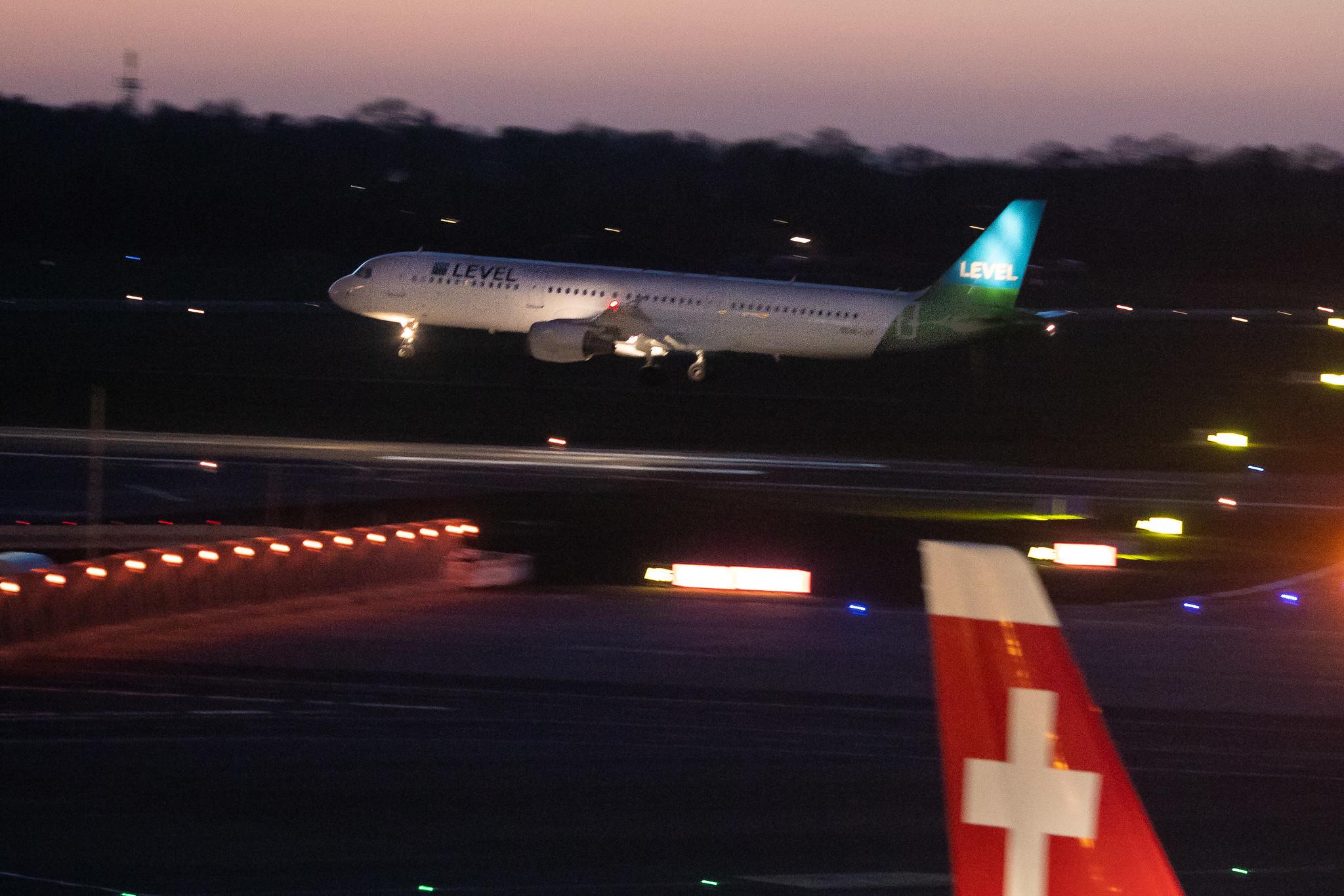 Hamburg Airport: LEVEL (VK / FOO) |  Airbus A321-211 A321 | OE-LCF | MSN 1966