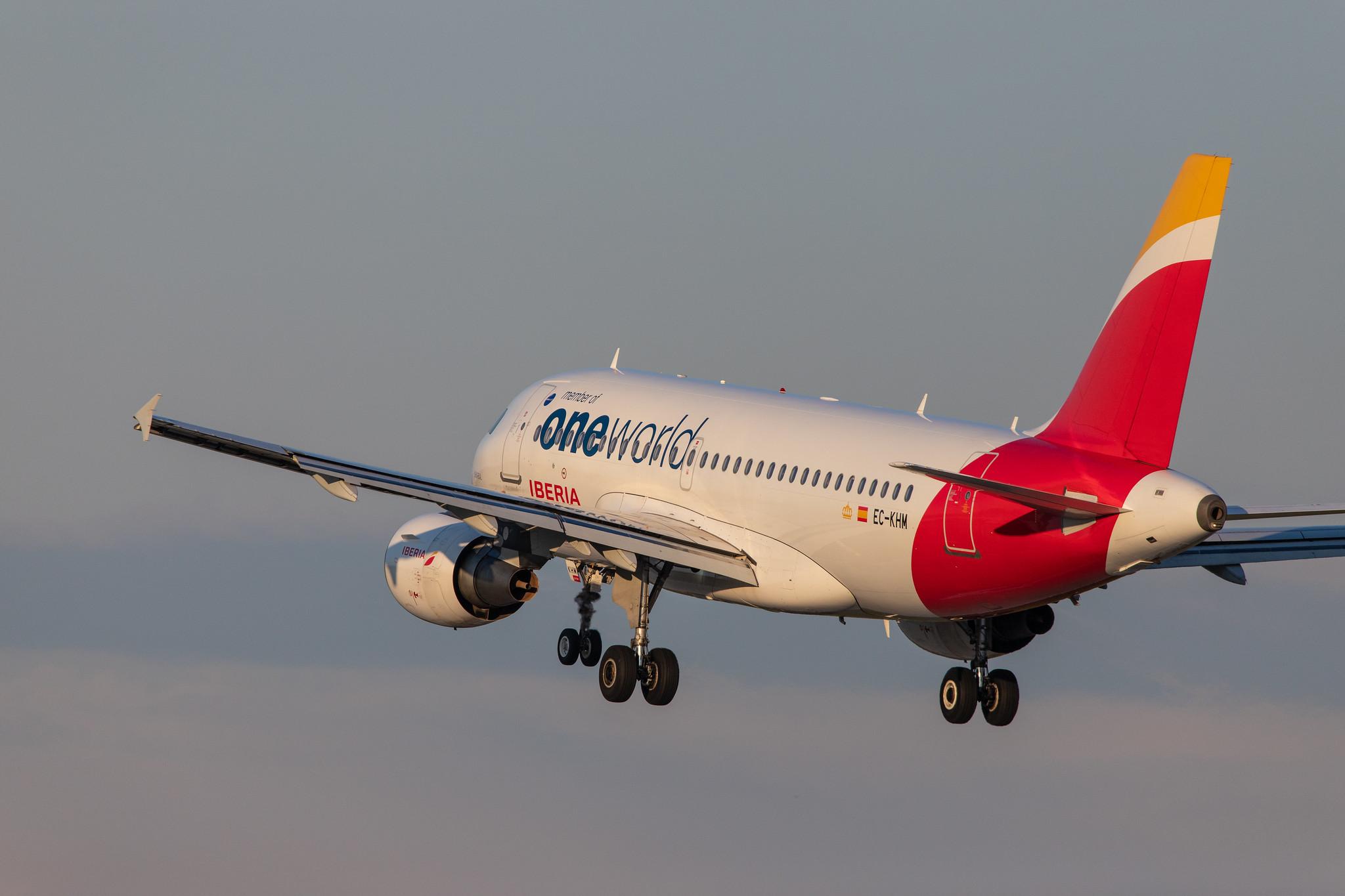 Hamburg Airport: Iberia (IB / IBE) |  Livery: Oneworld Livery |  Airbus A319-111 A319 | EC-KHM | MSN 3209