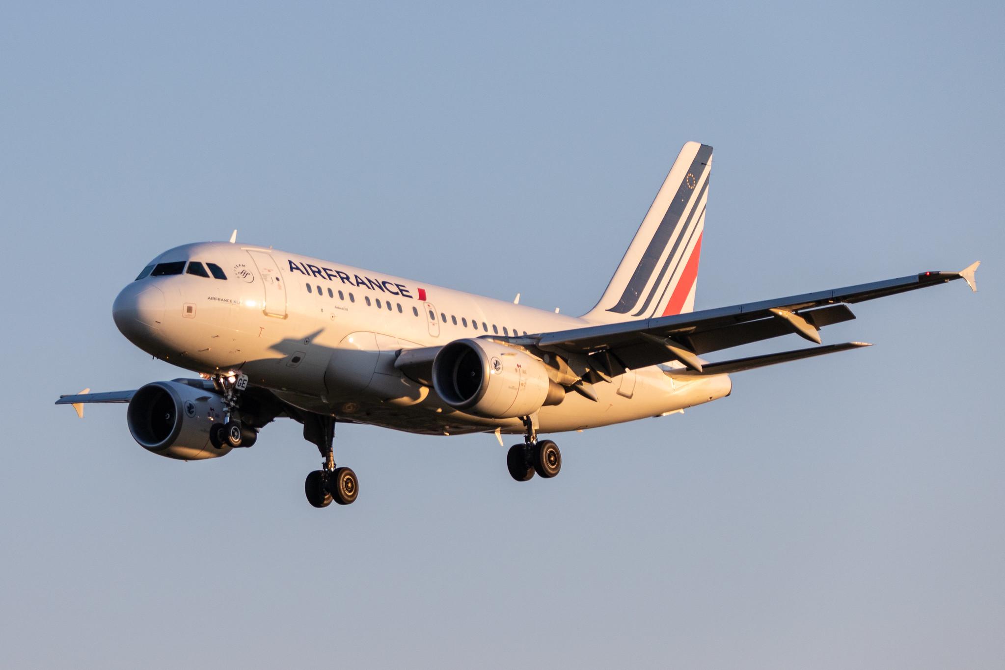 Hamburg Airport: Air France (AF / AFR) |  Airbus A318-111 A318 | F-GUGE | MSN 2100