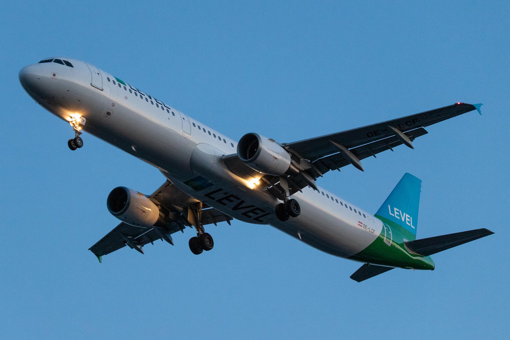 Hamburg Airport: LEVEL (VK / FOO) |  Airbus A321-211 A321 | OE-LCF | MSN 1966