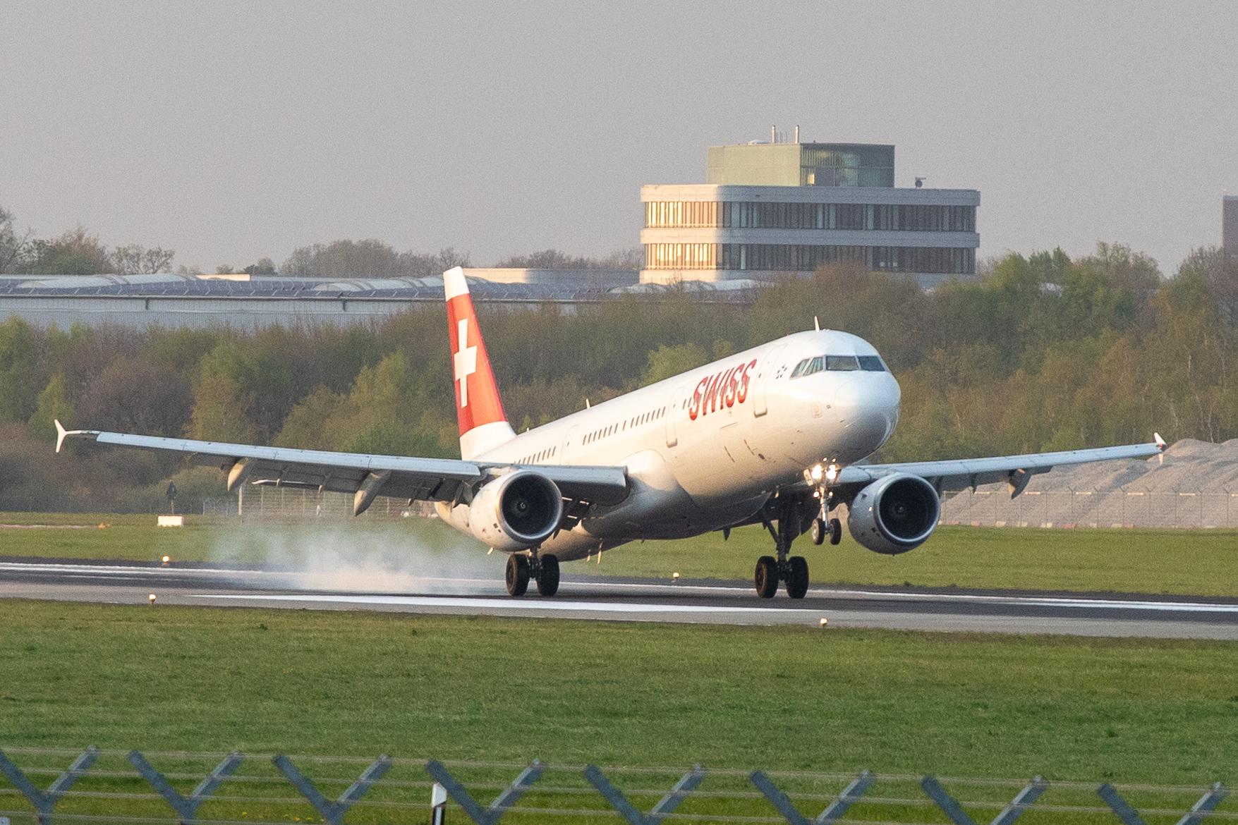Hamburg Airport: Swiss (LX / SWR) |  Airbus A321-111 A321 | HB-IOL | MSN 1144