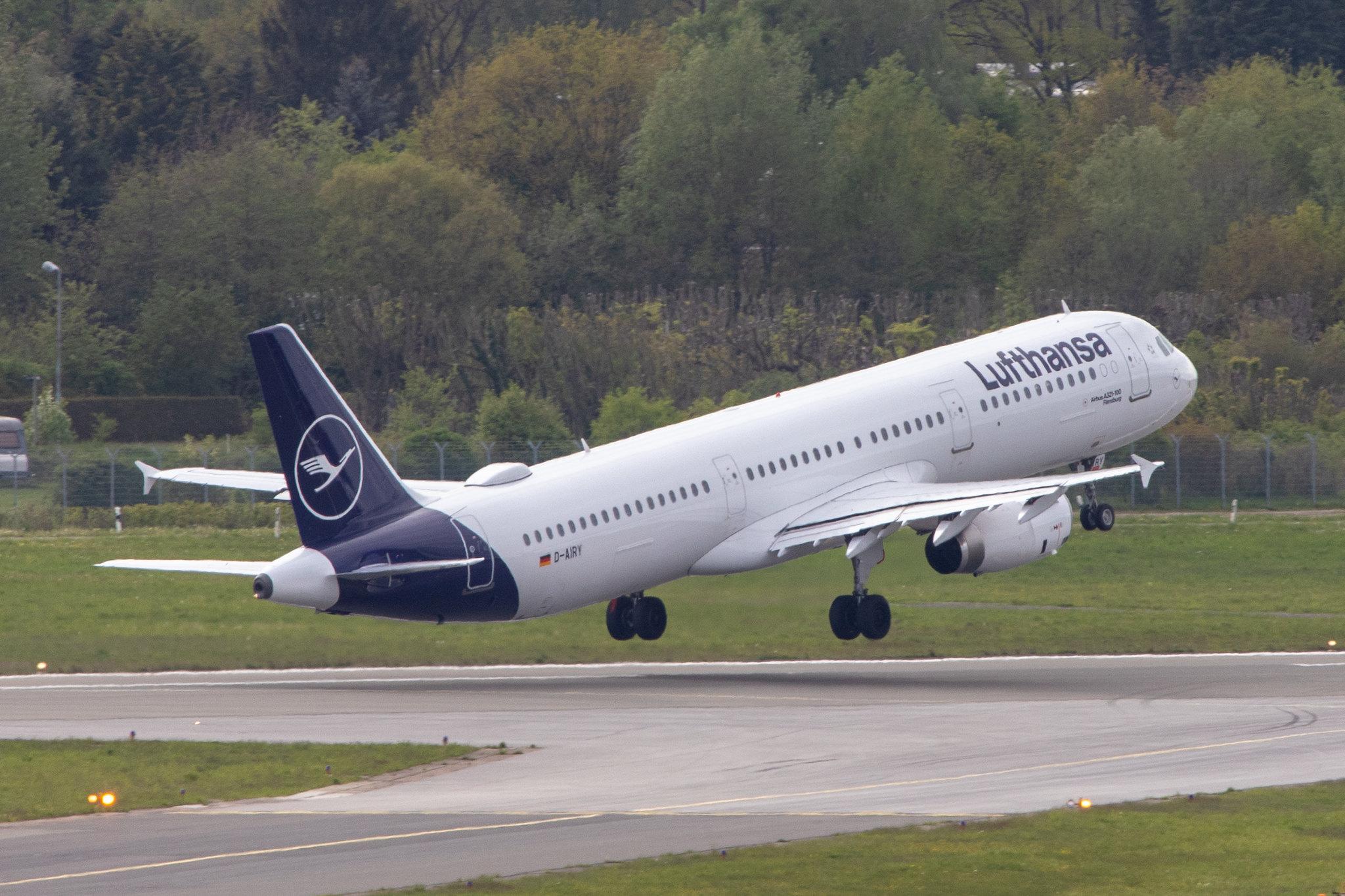 Hamburg Airport: Lufthansa (LH / DLH) | Livery: Die Maus Sticker | Airbus A321-131 A321 | D-AIRY | MSN 0901