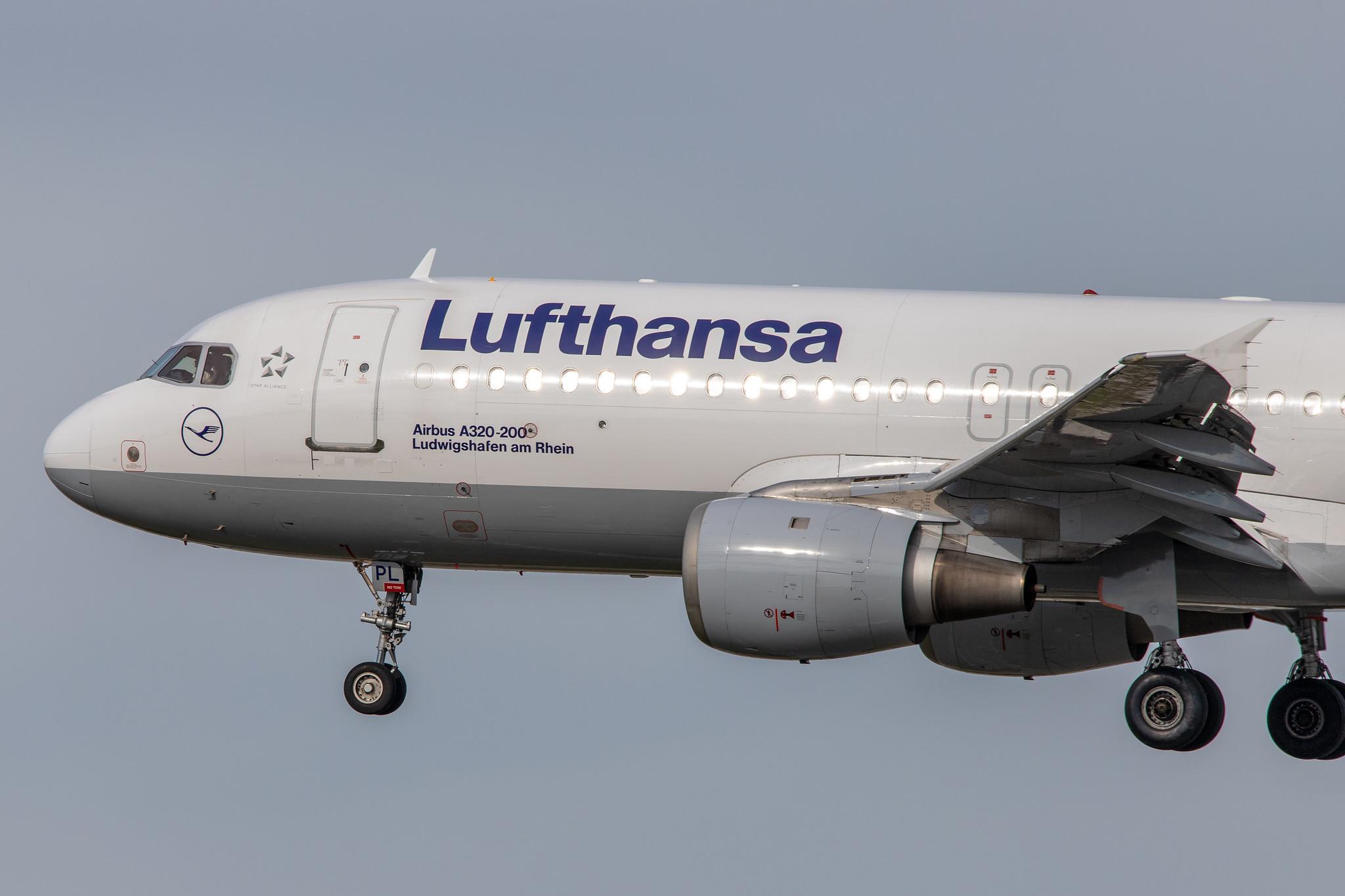 Hamburg Airport: Lufthansa (LH / DLH) |  Airbus A320-211 A320 | D-AIPL | MSN 0094