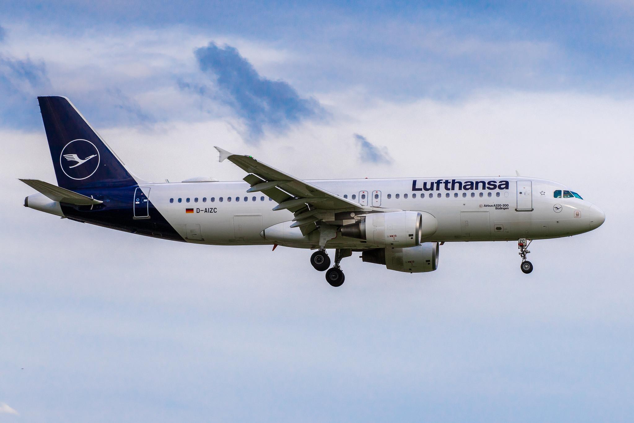 Hamburg Airport: Lufthansa (LH / DLH) |  Airbus A320-214 A320 | D-AIZC | MSN 4153