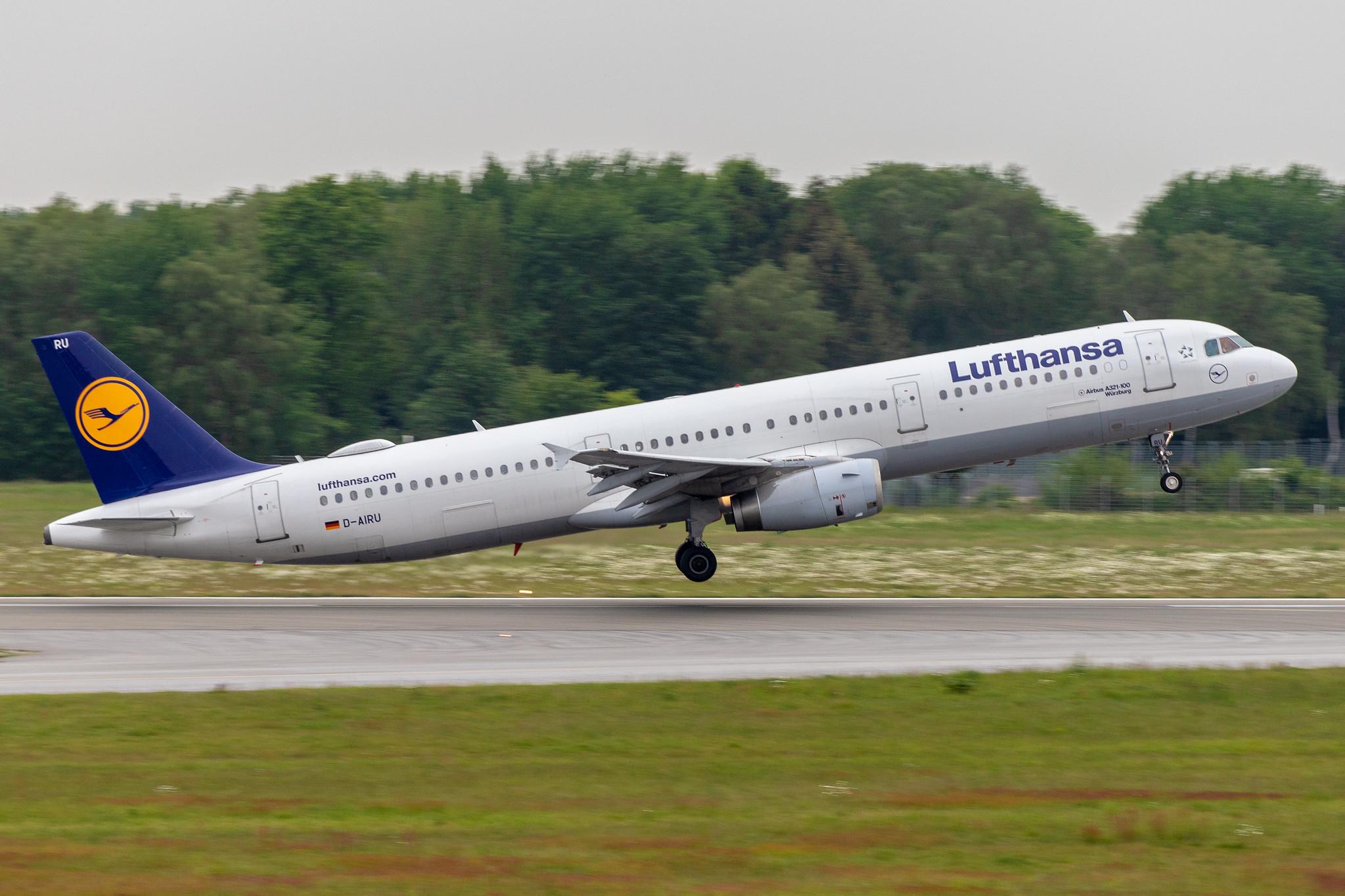 Hamburg Airport: Lufthansa (LH / DLH) |  Airbus A321-131 A321 | D-AIRU | MSN 0692