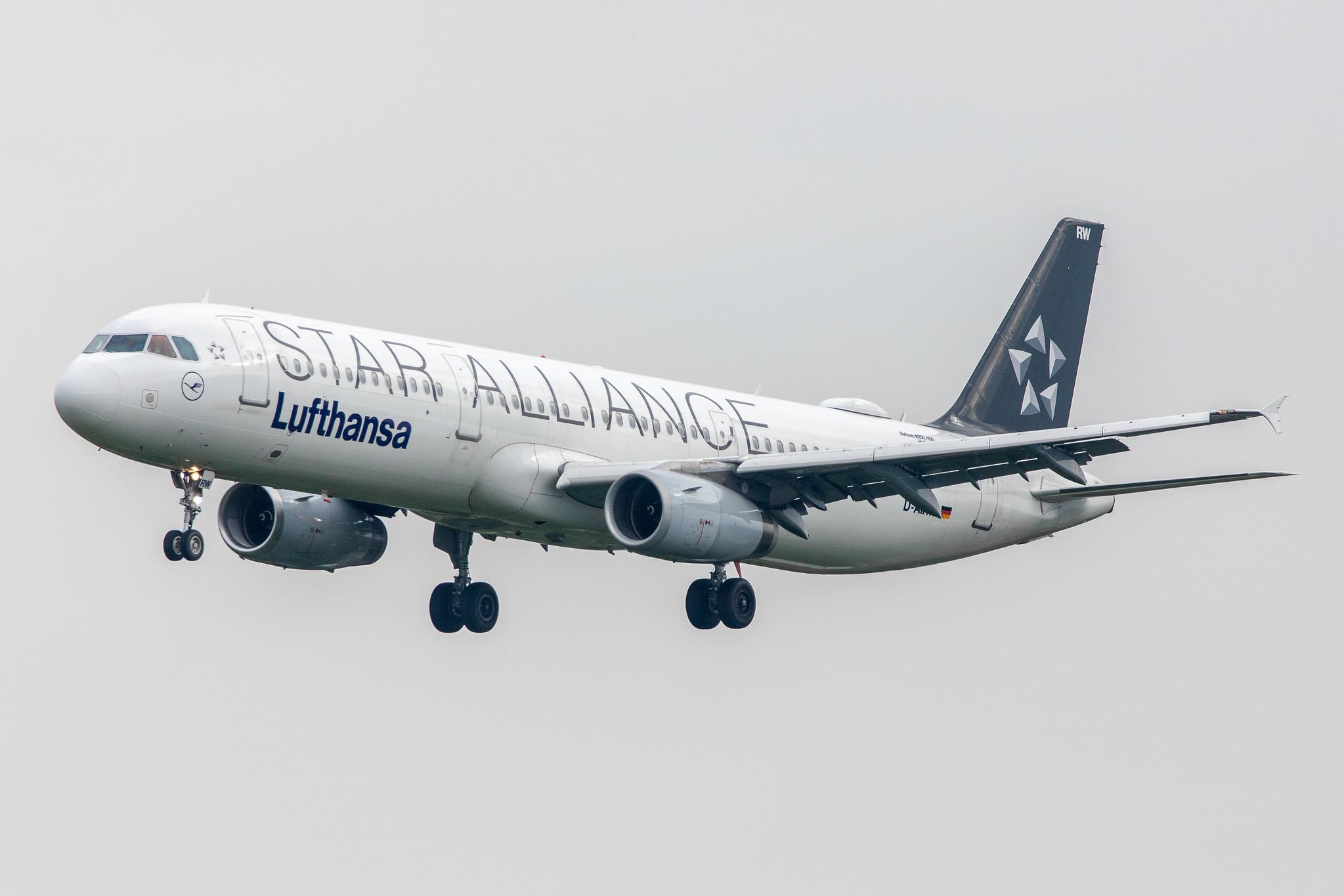 Hamburg Airport: Lufthansa (LH / DLH) |  Livery: Star Alliance Livery |  Airbus A321-131 A321 | D-AIRW | MSN 0699