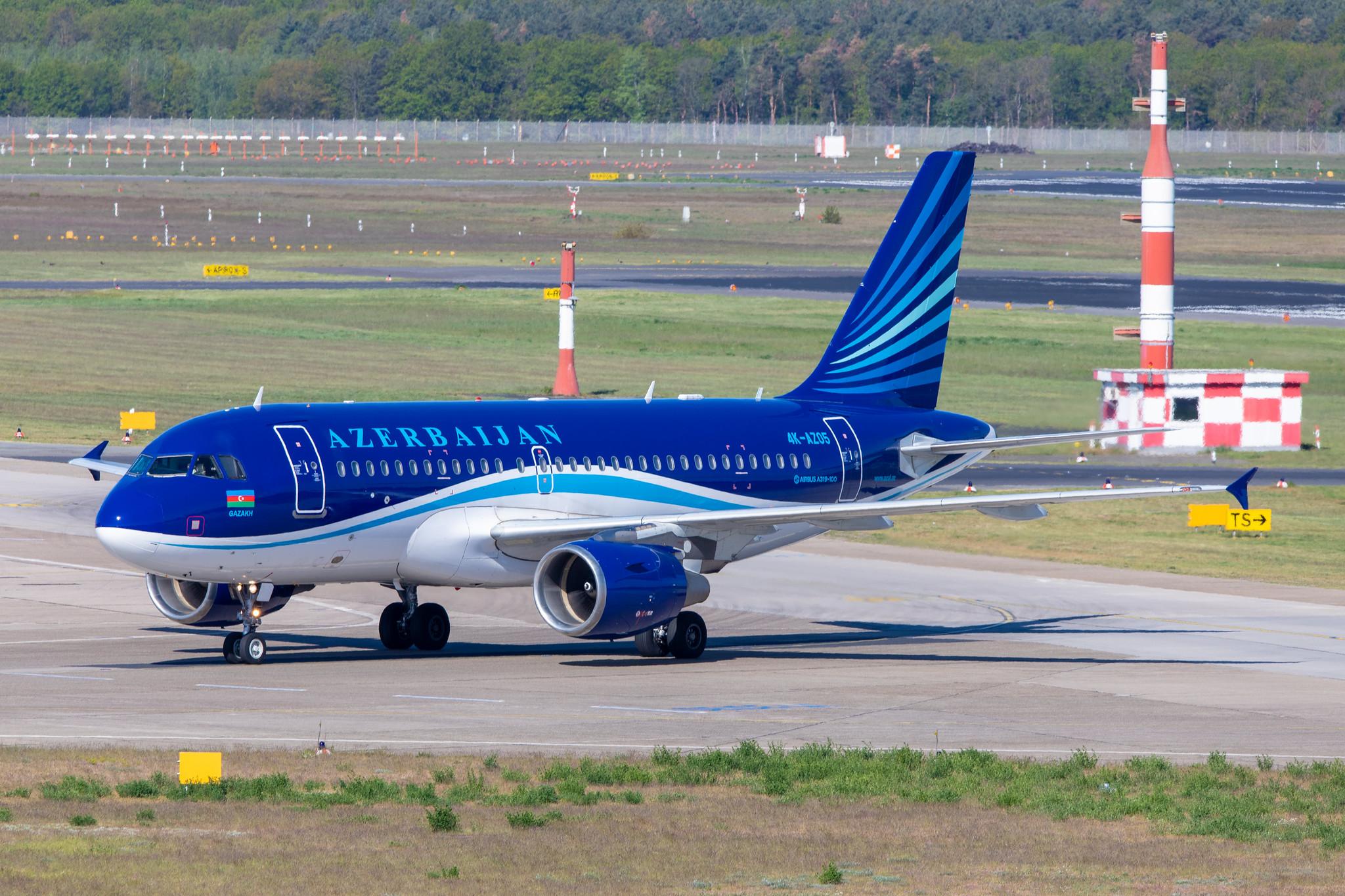 Flughafen Berlin Tegel (TXL): Azerbaijan Airlines Airbus A319-111 A319 4K-AZ05 MSN 2788