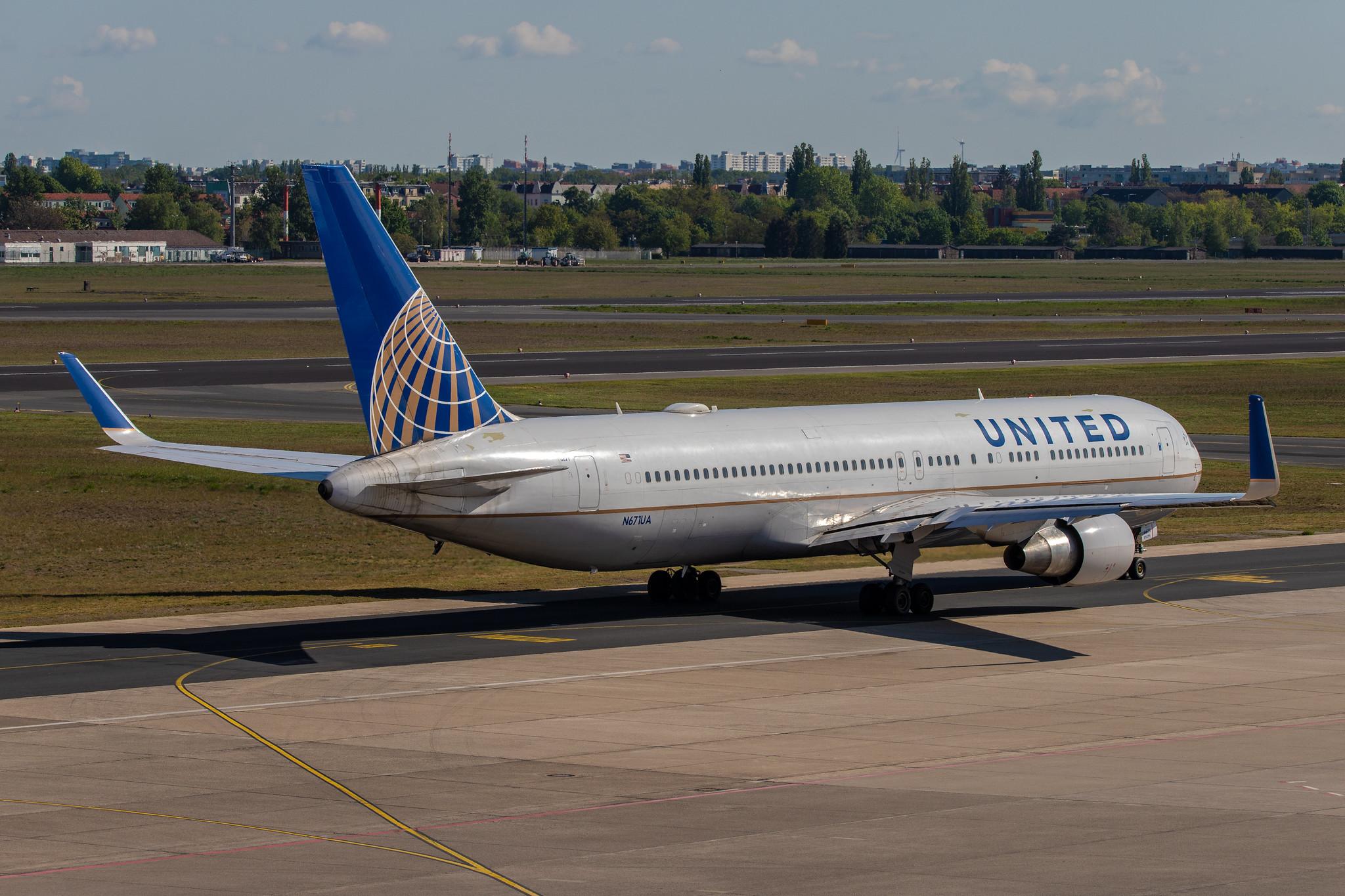 Flughafen Berlin Tegel (TXL): United Airlines (UA / UAL) |  Boeing 767-322(ER) B763 | N671UA | MSN 30026