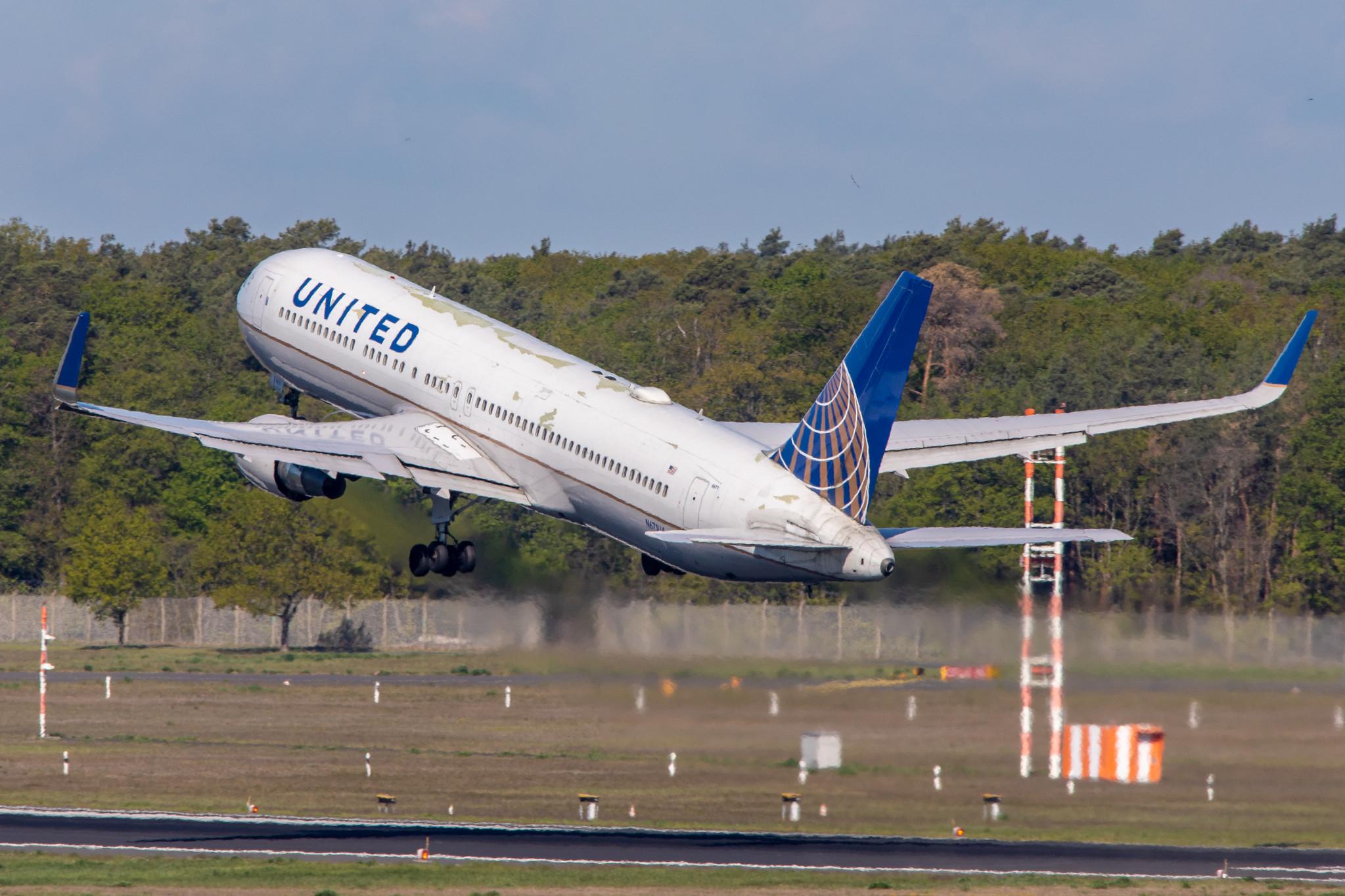 Flughafen Berlin Tegel (TXL): United Airlines Boeing 767-322(ER) B763 N671UA MSN 30026