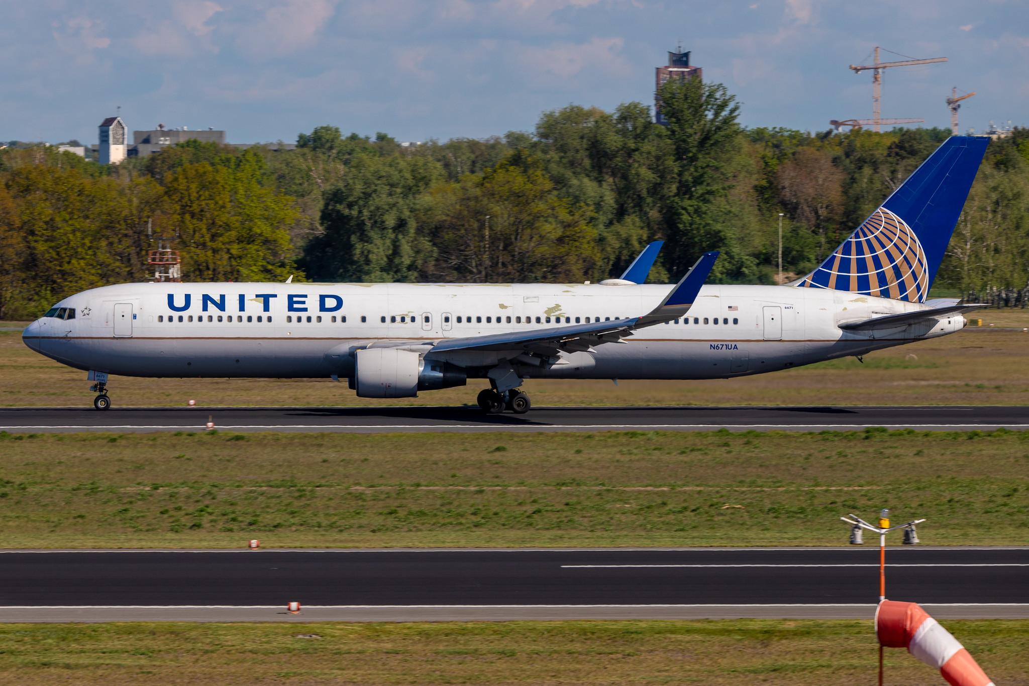 Flughafen Berlin Tegel (TXL): United Airlines Boeing 767-322(ER) B763 N671UA MSN 30026