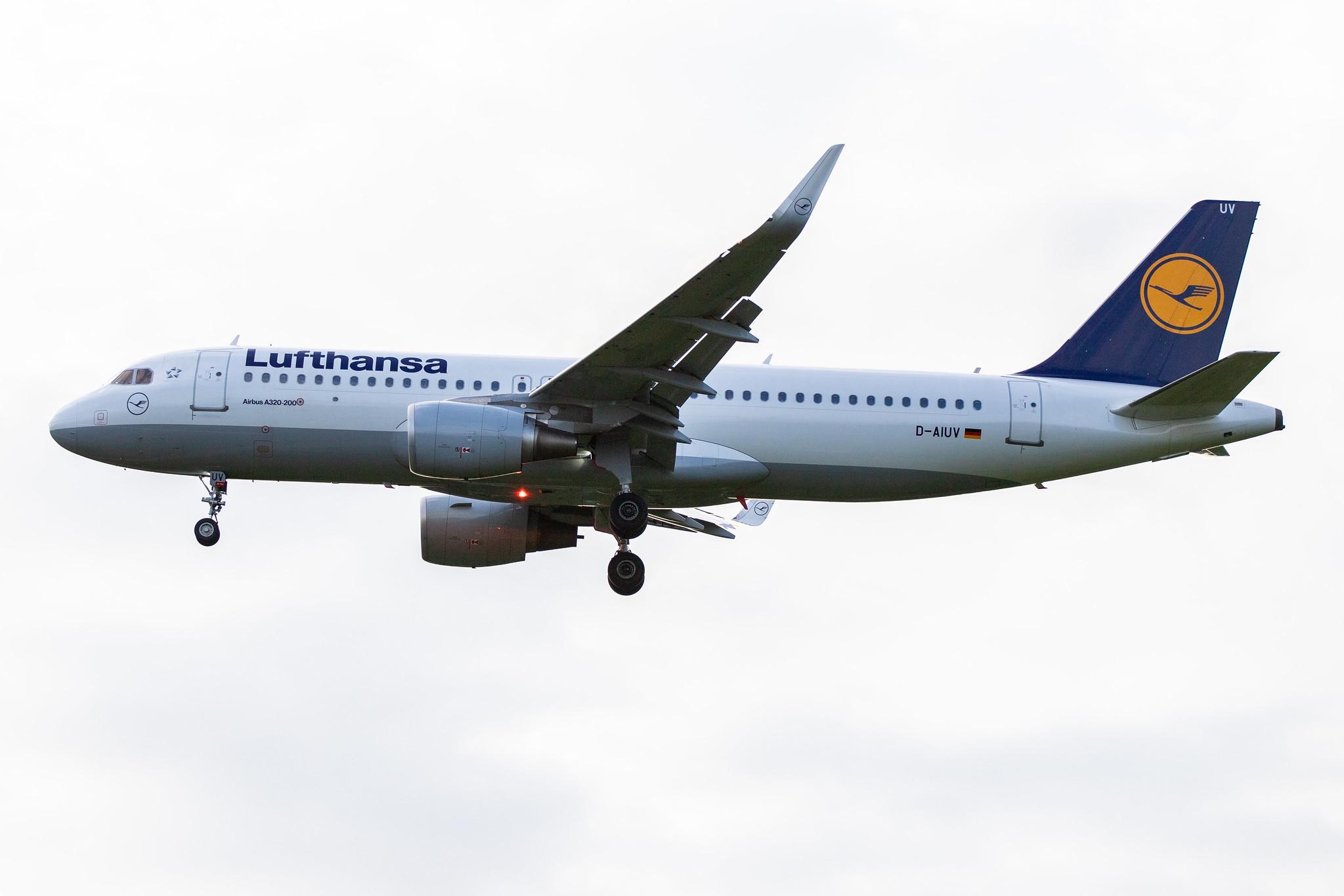 Hamburg Airport: Lufthansa (LH / DLH) |  Airbus A320-214 A320 | D-AIUV | MSN 7174