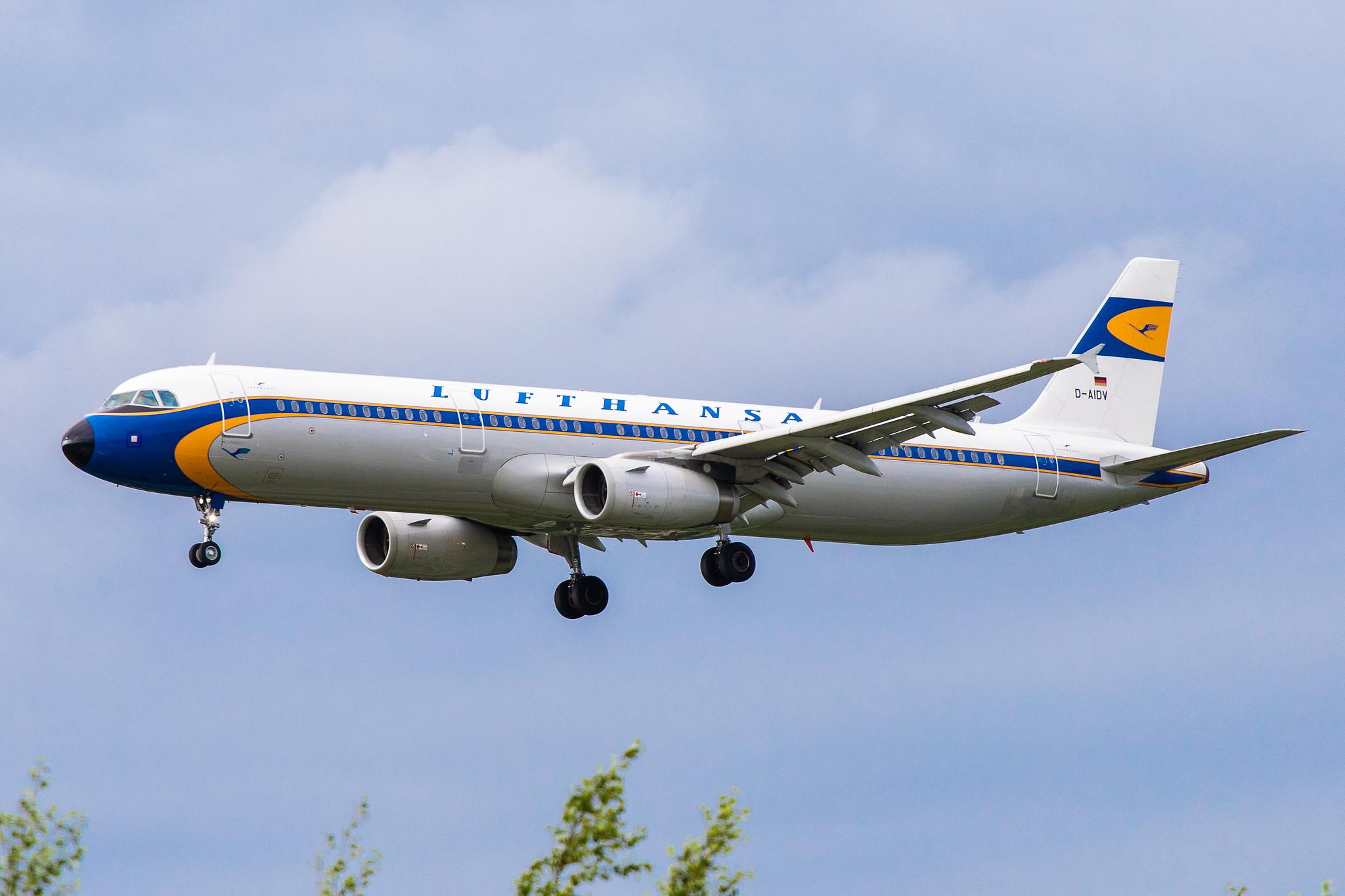 Hamburg Airport: Lufthansa (LH / DLH) |  Livery: Retro livery |  Airbus A321-231 A321 | D-AIDV | MSN 5413