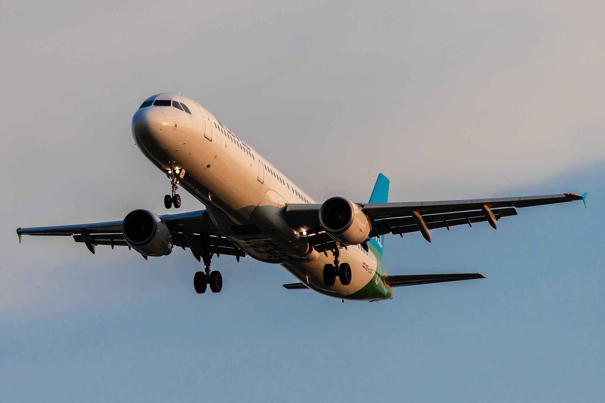 Hamburg Airport: LEVEL (VK / FOO) |  Airbus A321-211 A321 | OE-LCF | MSN 1966