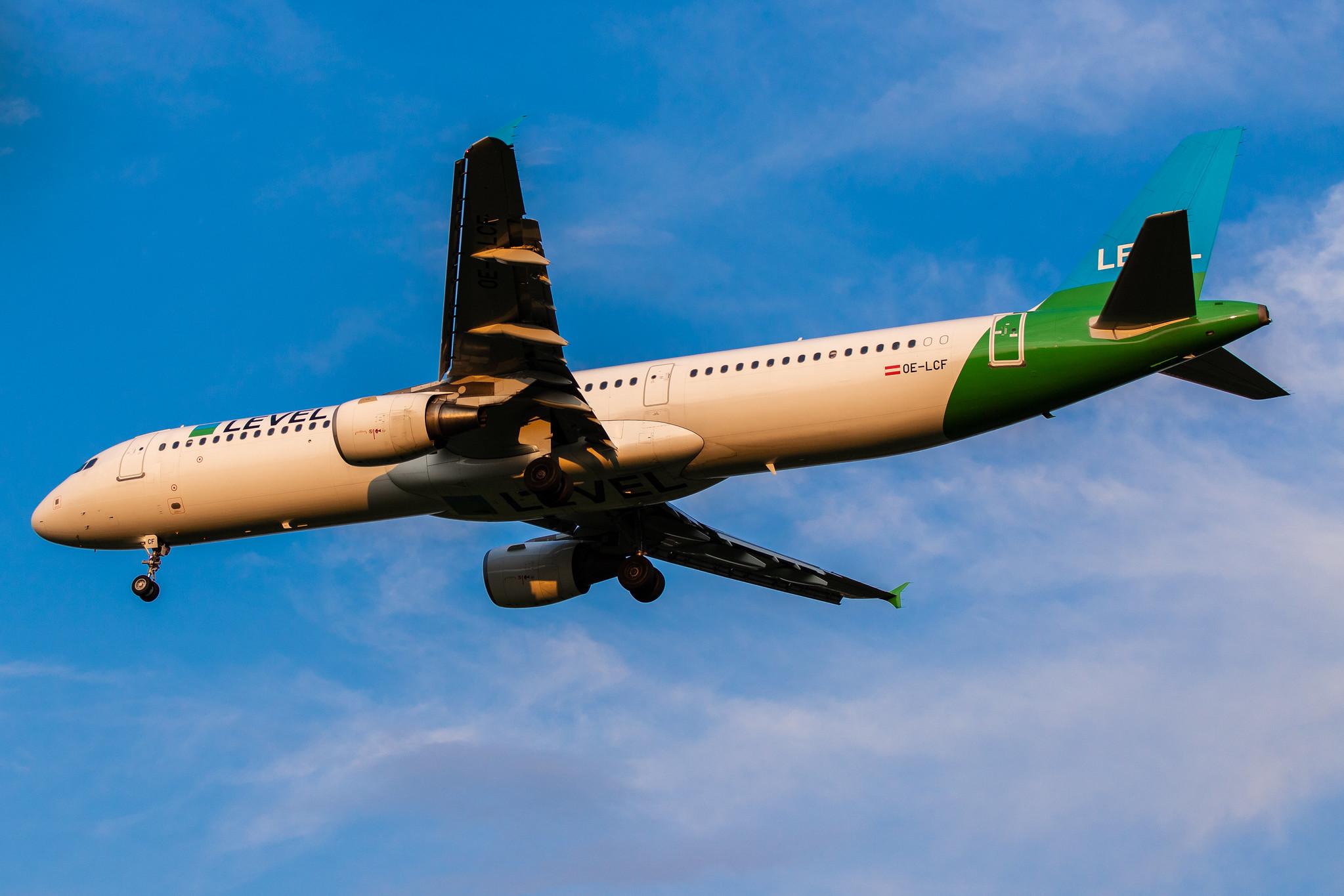 Hamburg Airport: LEVEL (VK / FOO) |  Airbus A321-211 A321 | OE-LCF | MSN 1966