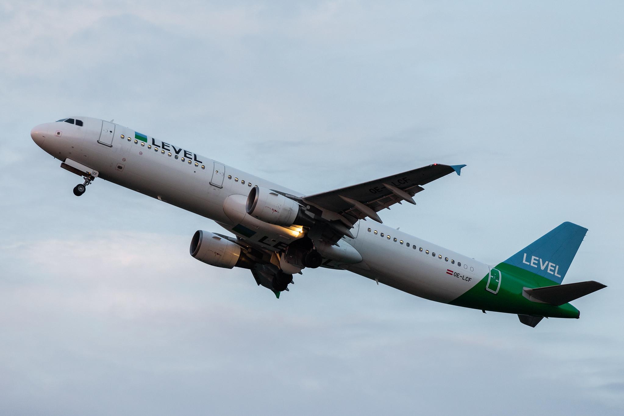 Hamburg Airport: LEVEL (VK / FOO) |  Airbus A321-211 A321 | OE-LCF | MSN 1966