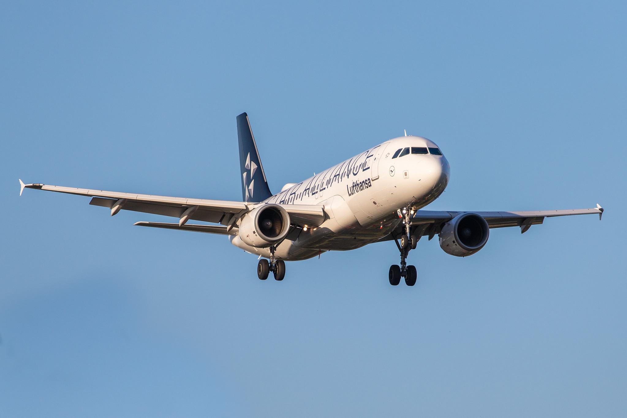 Hamburg Airport: Lufthansa (LH / DLH) |  Livery: Star Alliance Livery |  Airbus A320-214 A320 | D-AIZH | MSN 4363