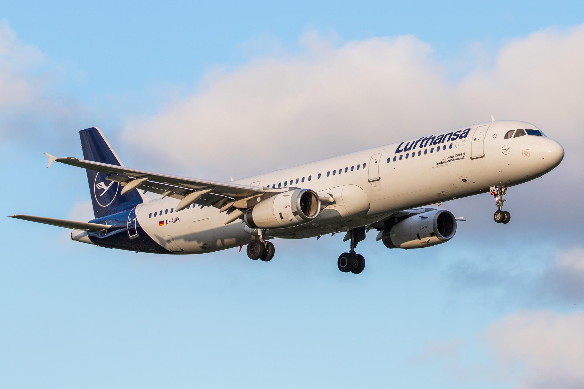 Hamburg Airport (HAM/EDDH): Lufthansa (LH / DLH) |  Airbus A321-131 A321 | D-AIRK | MSN 0502