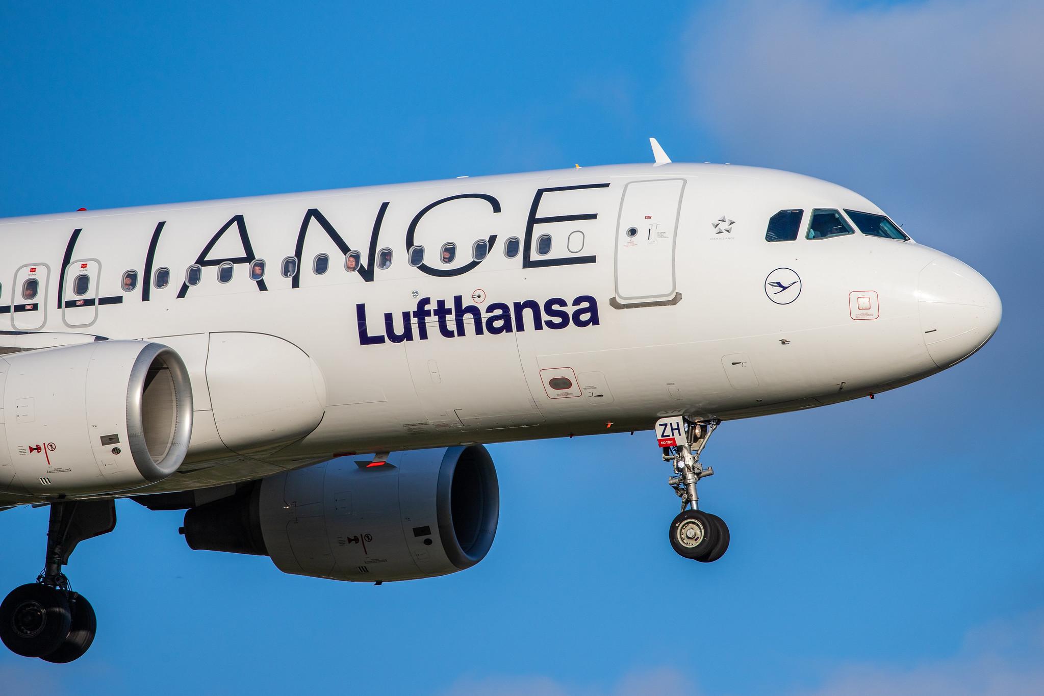 Hamburg Airport: Lufthansa (LH / DLH) |  Livery: Star Alliance Livery |  Airbus A320-214 A320 | D-AIZH | MSN 4363