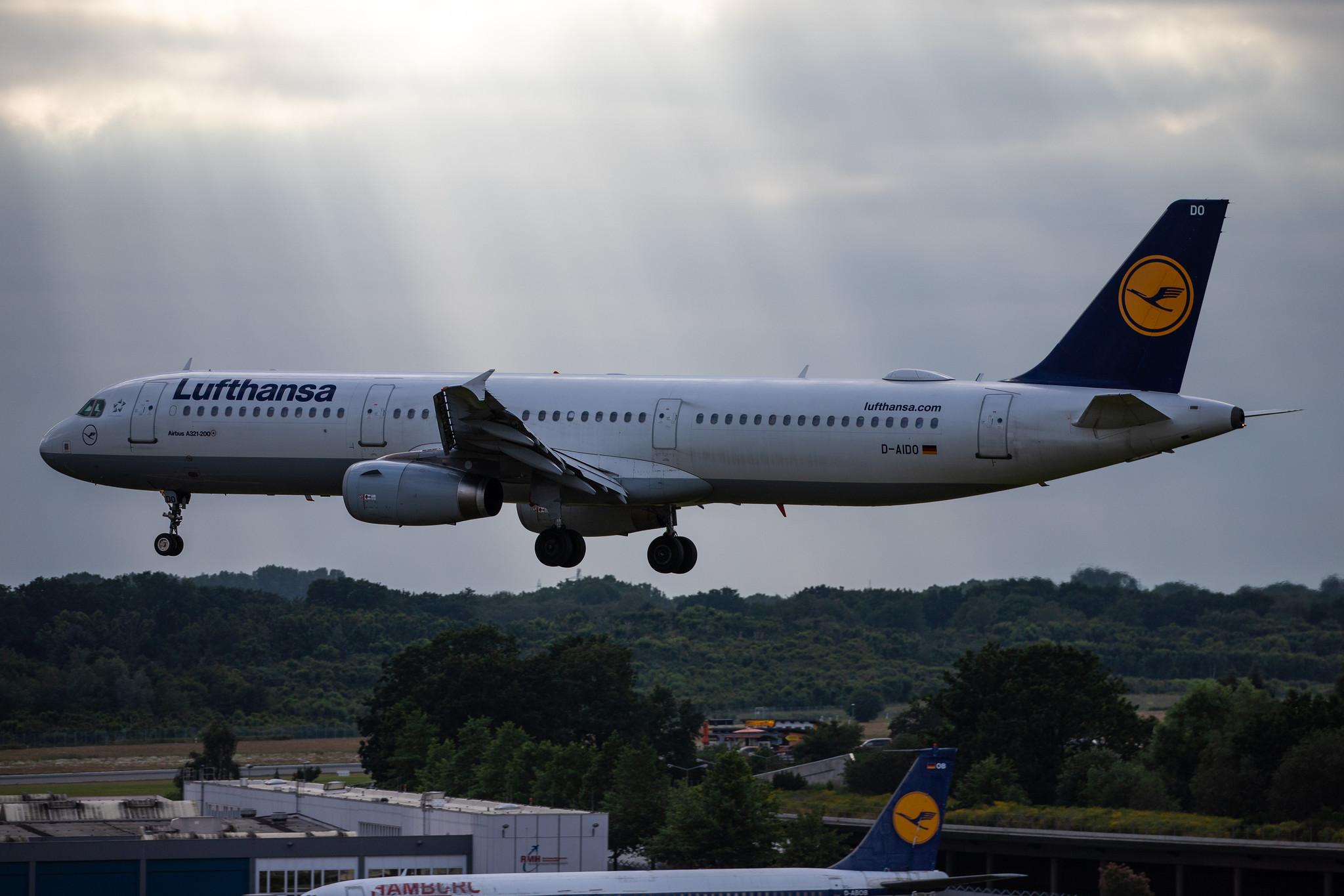 Hamburg Airport (HAM/EDDH): Lufthansa (LH / DLH) |  Airbus A321-231 A321 | D-AIDO | MSN 4994