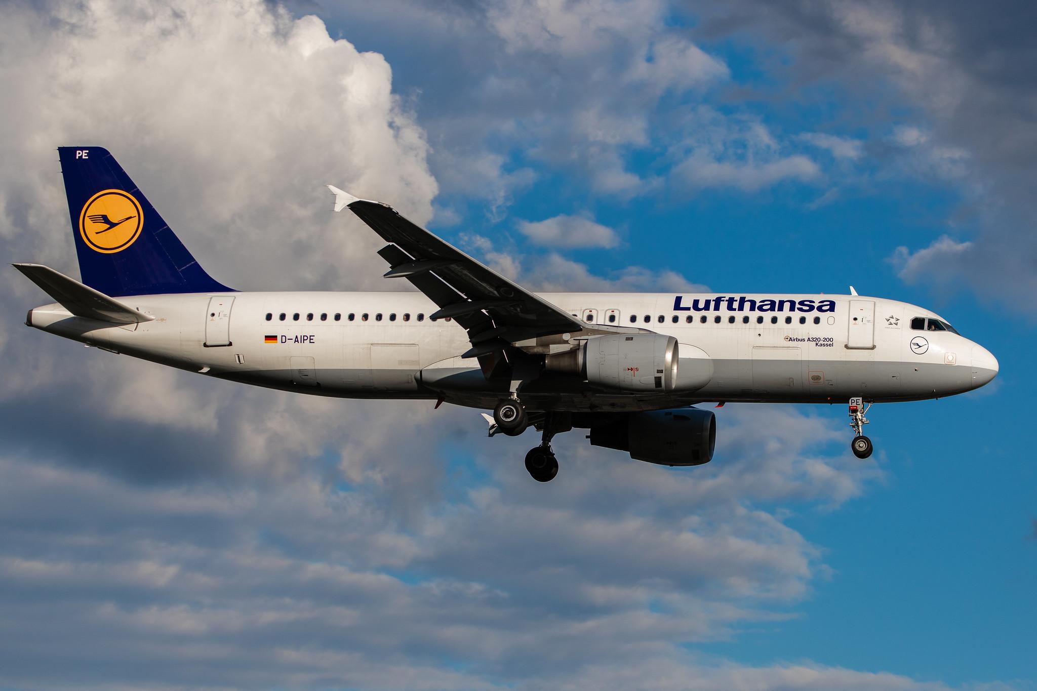 Hamburg Airport: Lufthansa (LH / DLH) |  Airbus A320-211 A320 | D-AIPE | MSN 0078