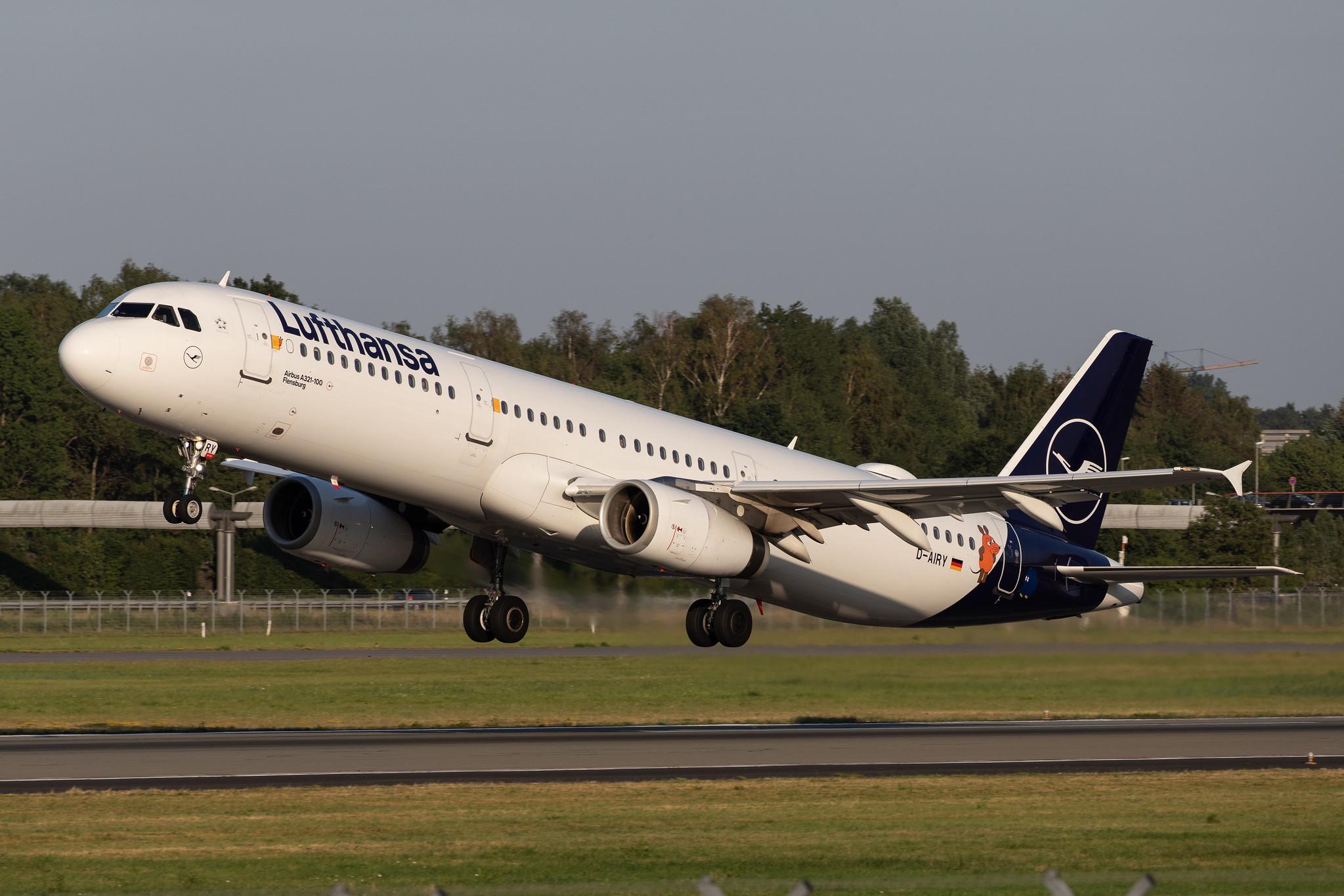 Hamburg Airport: Lufthansa (LH / DLH) | Livery: Die Maus Sticker | Airbus A321-131 A321 | D-AIRY | MSN 0901