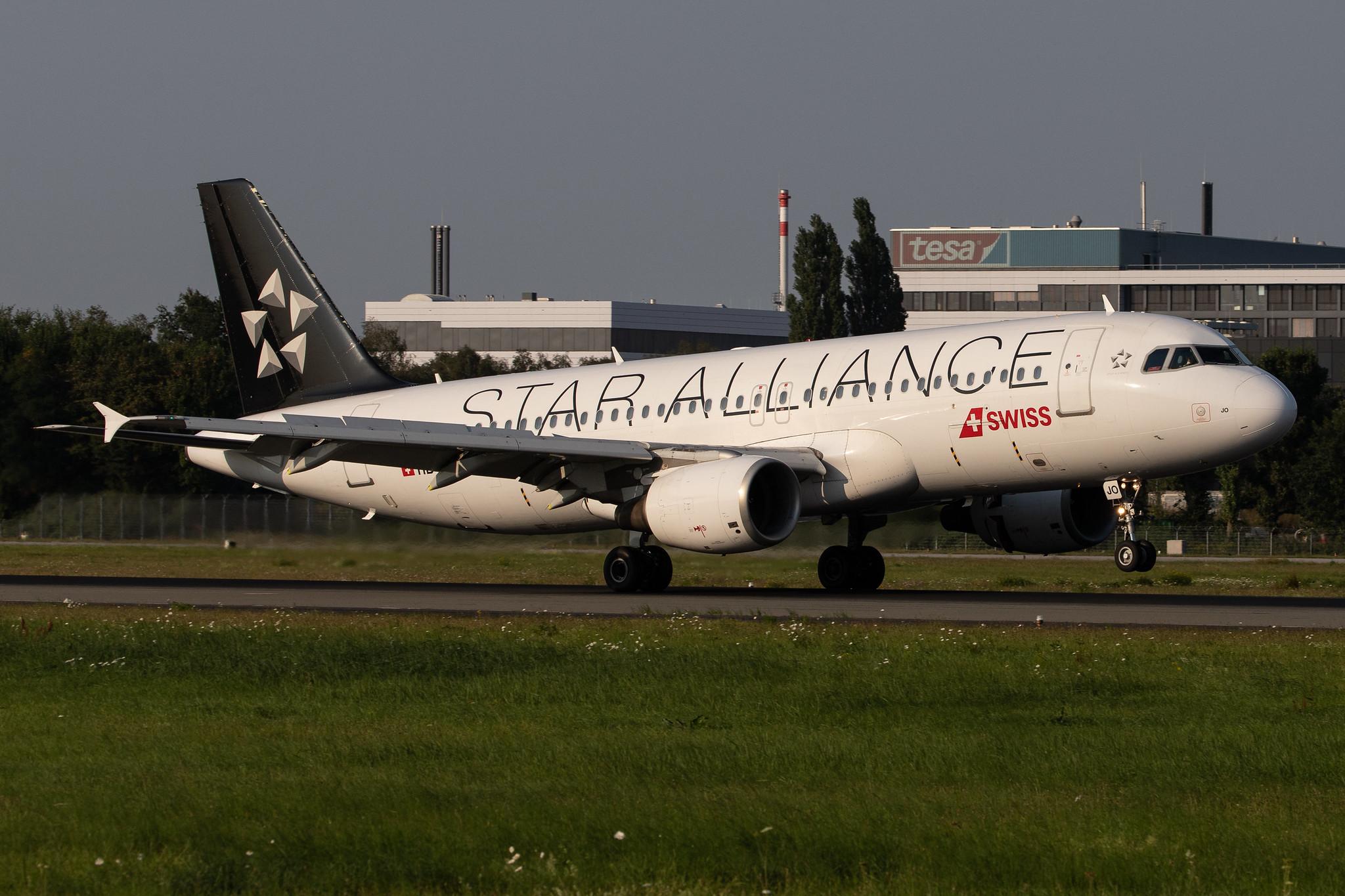 Hamburg Airport: Swiss (LX / SWR) |  Livery: Star Alliance Livery |  Airbus A320-214 A320 | HB-IJO | MSN 0673