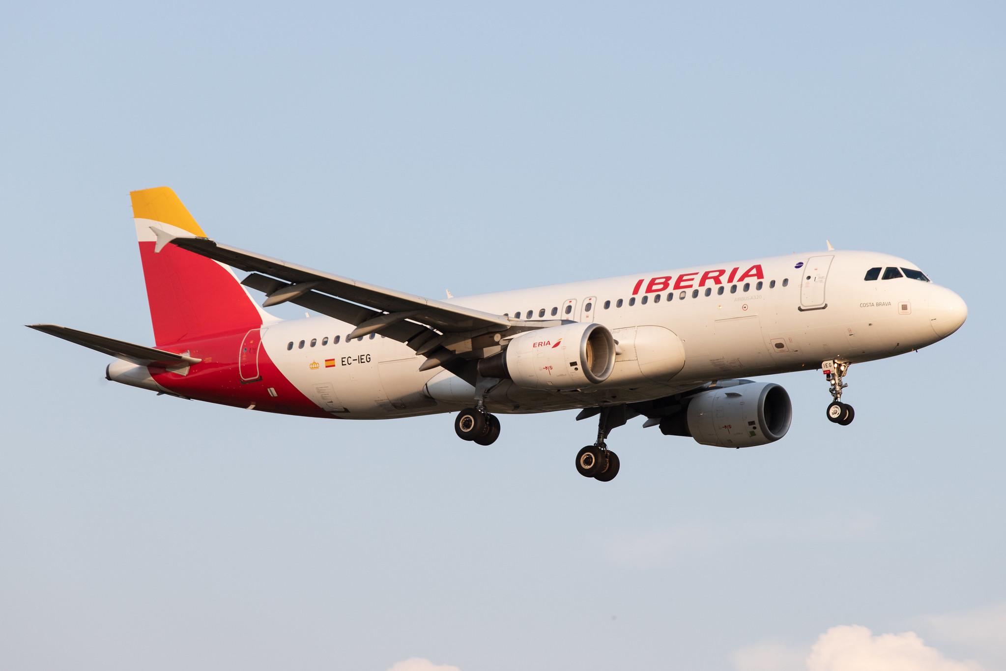 Hamburg Airport: Iberia (IB / IBE) |  Airbus A320-214 A320 | EC-IEG | MSN 1674