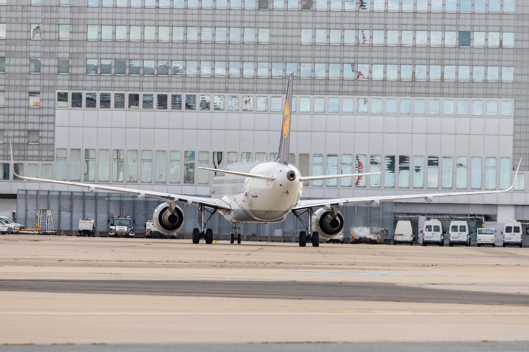 Düsseldorf Airport: Lufthansa (LH / DLH) |  Airbus A320-214 A320 | D-AIUU | MSN 7158