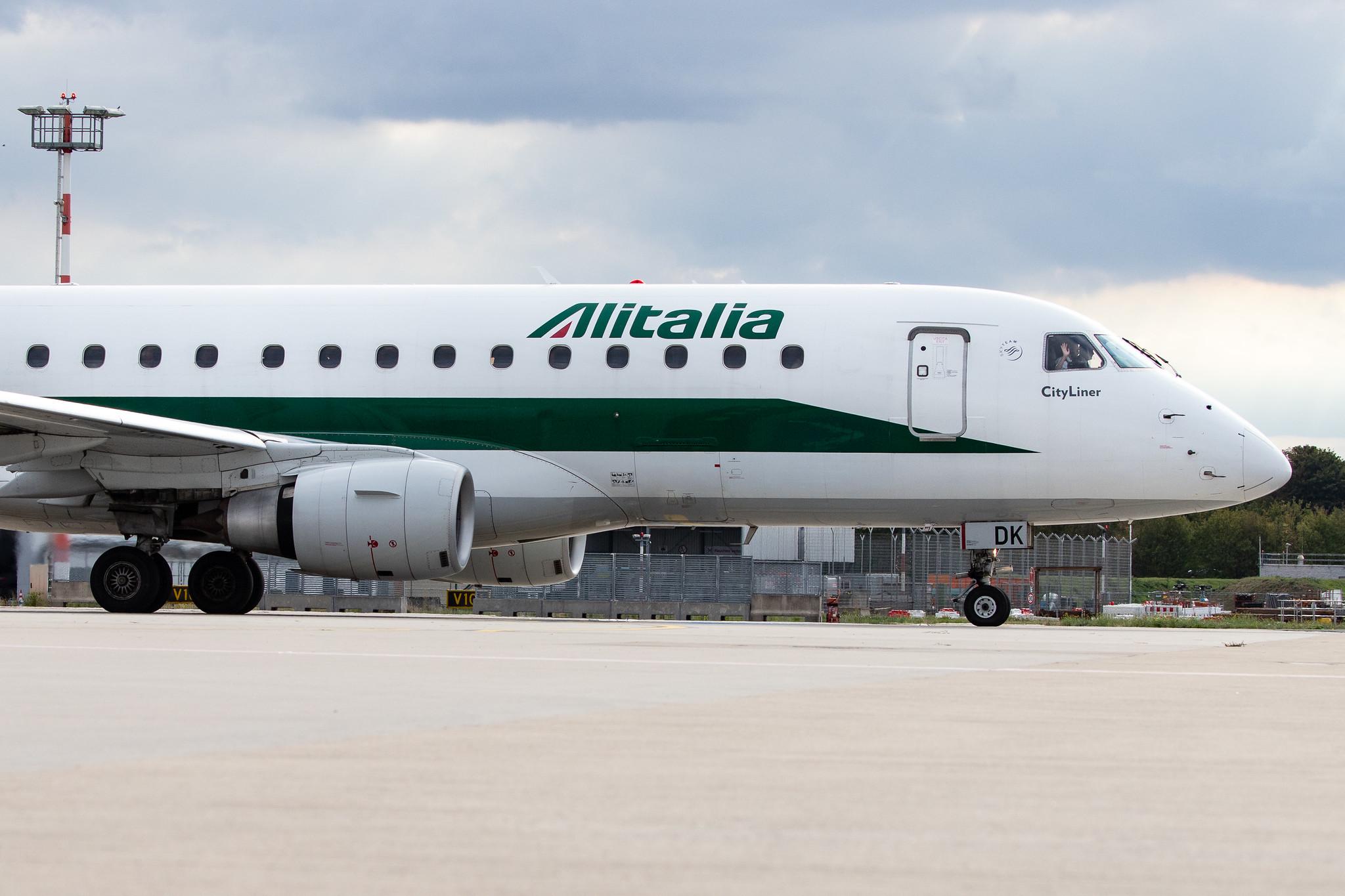 Düsseldorf Airport: Alitalia (AZ / AZA) | Operator: Alitalia CityLiner |  Embraer ERJ-175STD E75S | EI-RDK | MSN 17000343